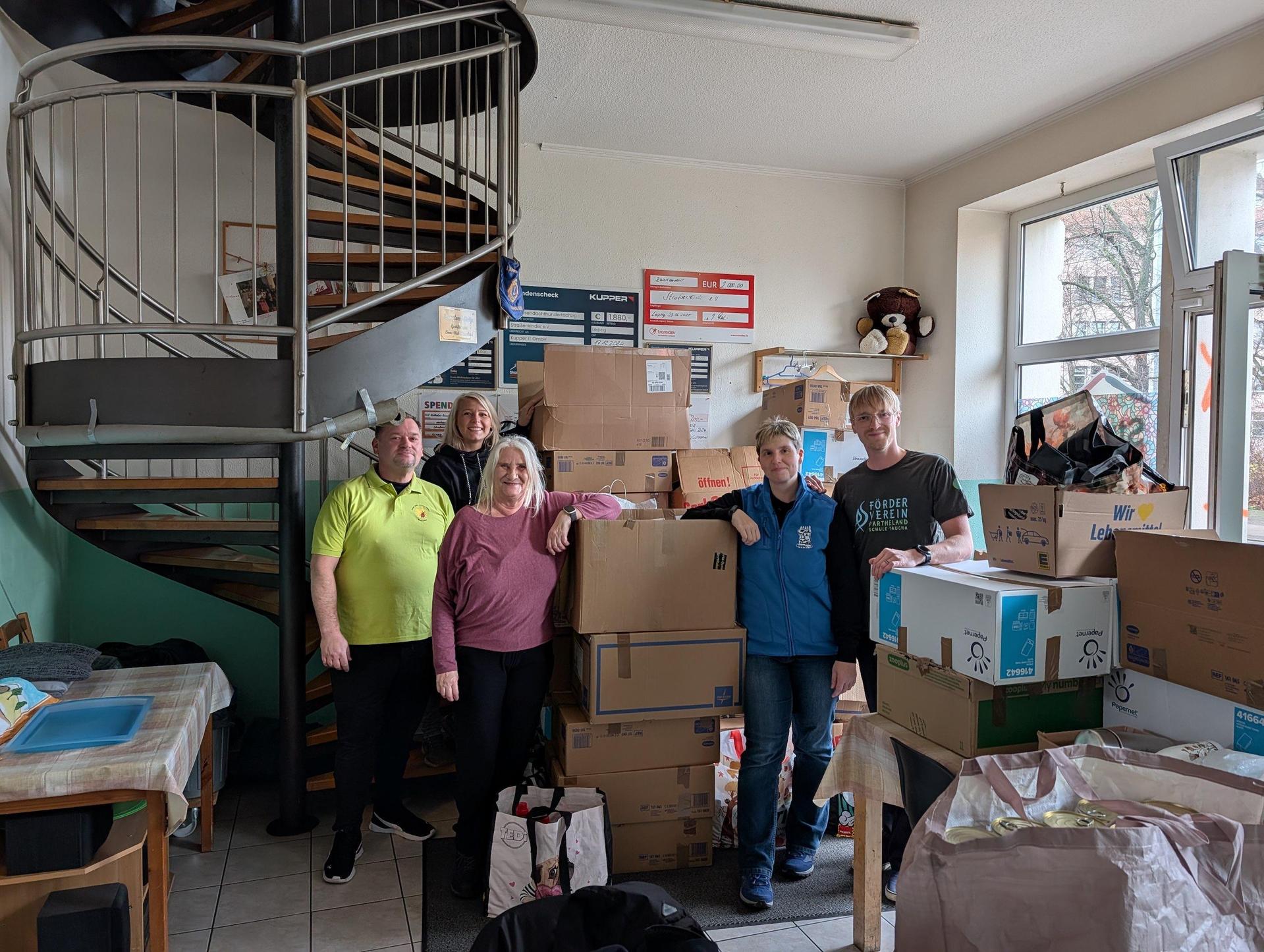 Der Verein Straßenkinder e.V. freute sich über die Spenden der Tauchaer Ehrenamtlichen. (Foto: Kita Sonnenkäfer)
