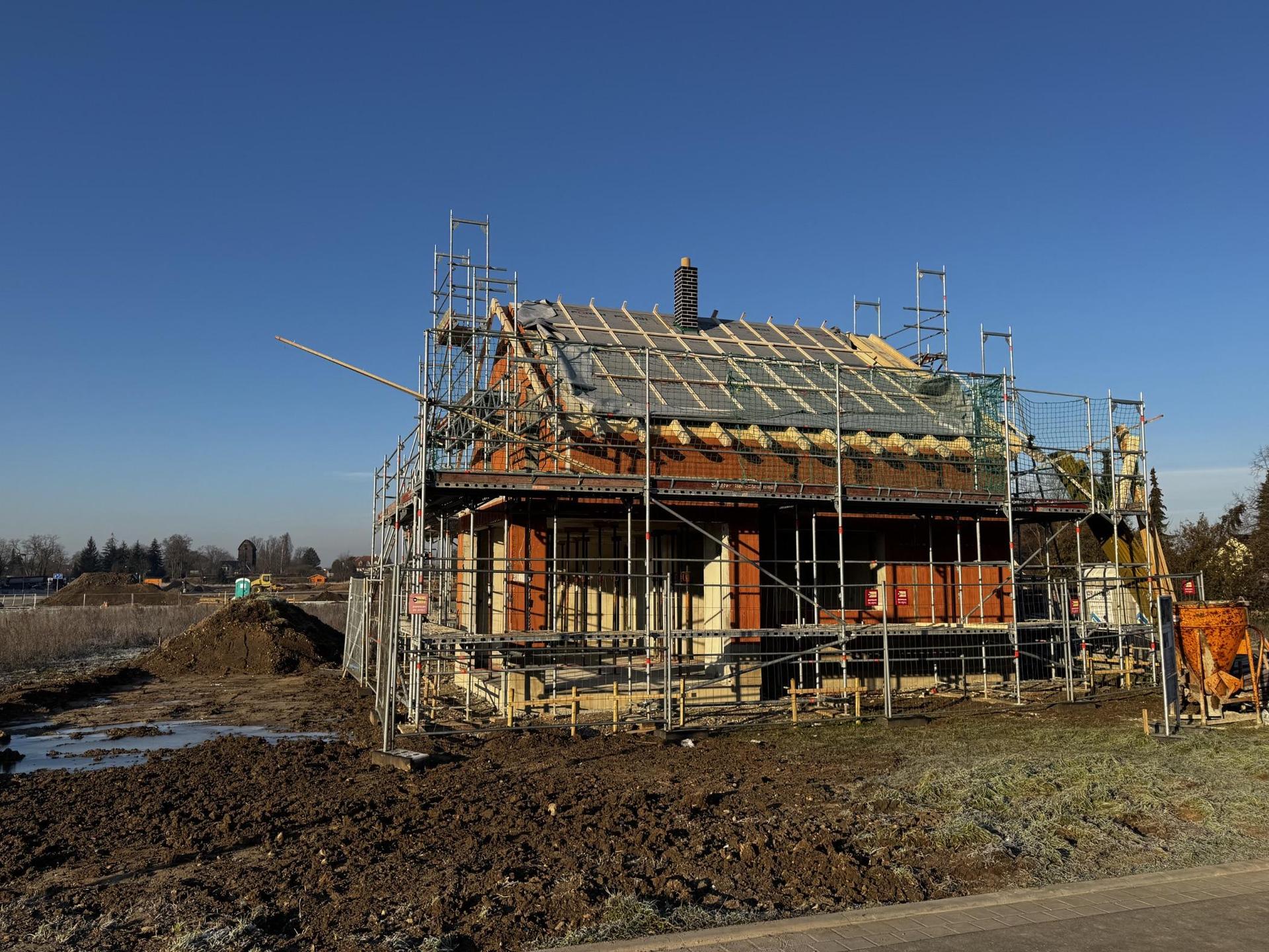 Ein Einfamilienhaus steht bereits im Rohbau in der Gartenstadt Taucha.  (Foto: Daniel Große)