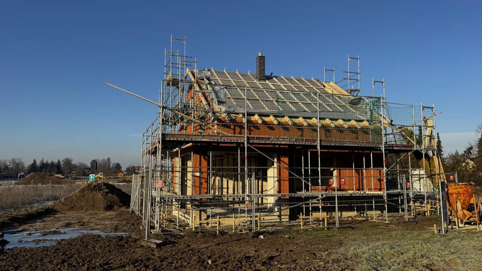 Ein Einfamilienhaus steht bereits im Rohbau in der Gartenstadt Taucha.  (Foto: Daniel Große)