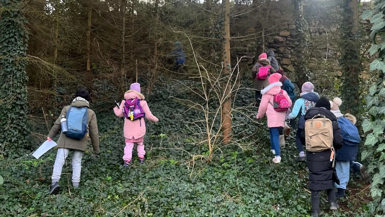 Direkt rein ins Geschehen: Das Entdeckerteam auf Erkundungstour. (Foto: Heimatverein Taucha)