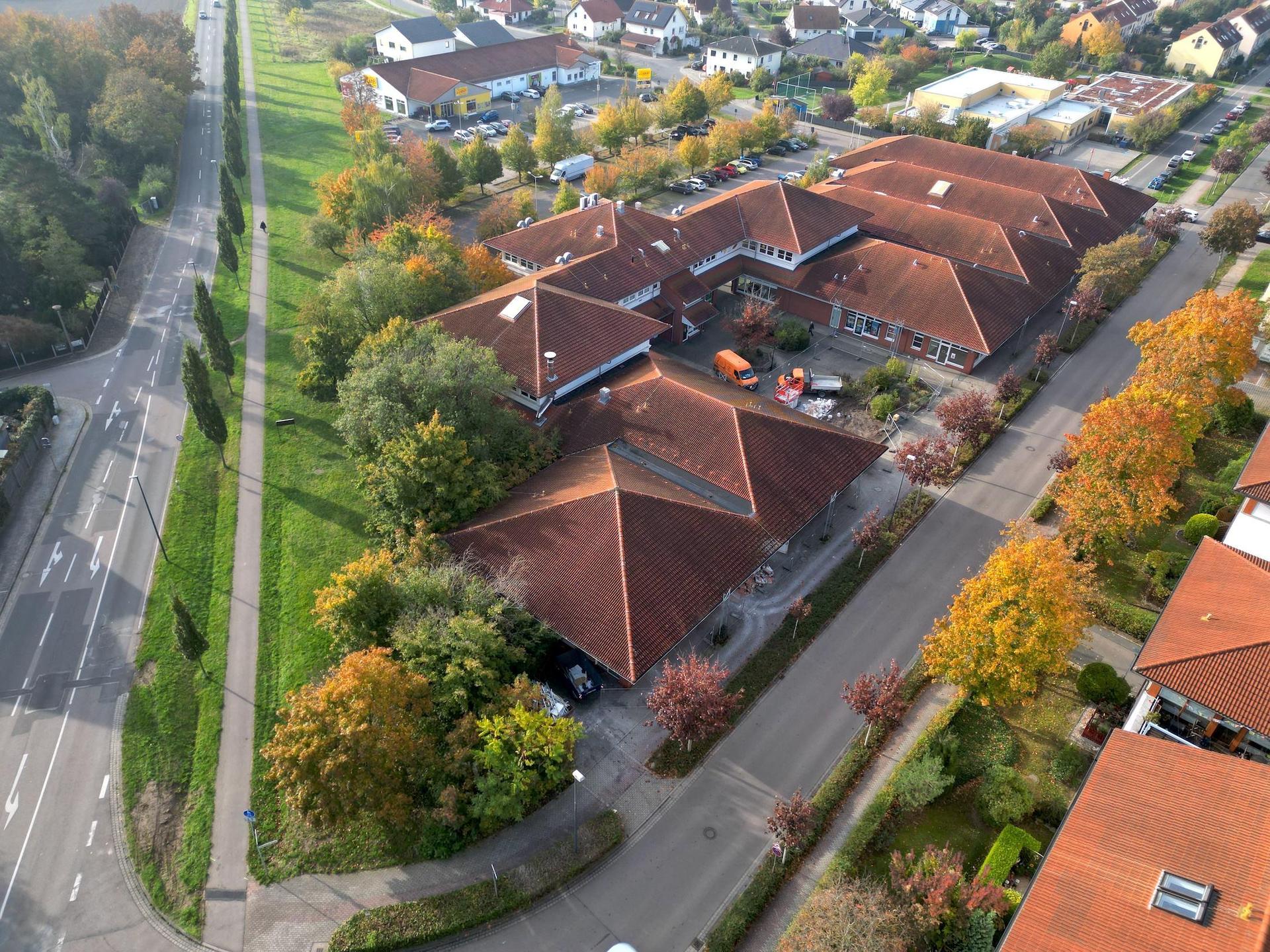 Teile des Nahversorgungszentrums an der Klebendorfer Straße werden abgerissen. An dessen Stelle tritt ein moderner REWE-Neubau. (Foto: Daniel Große)