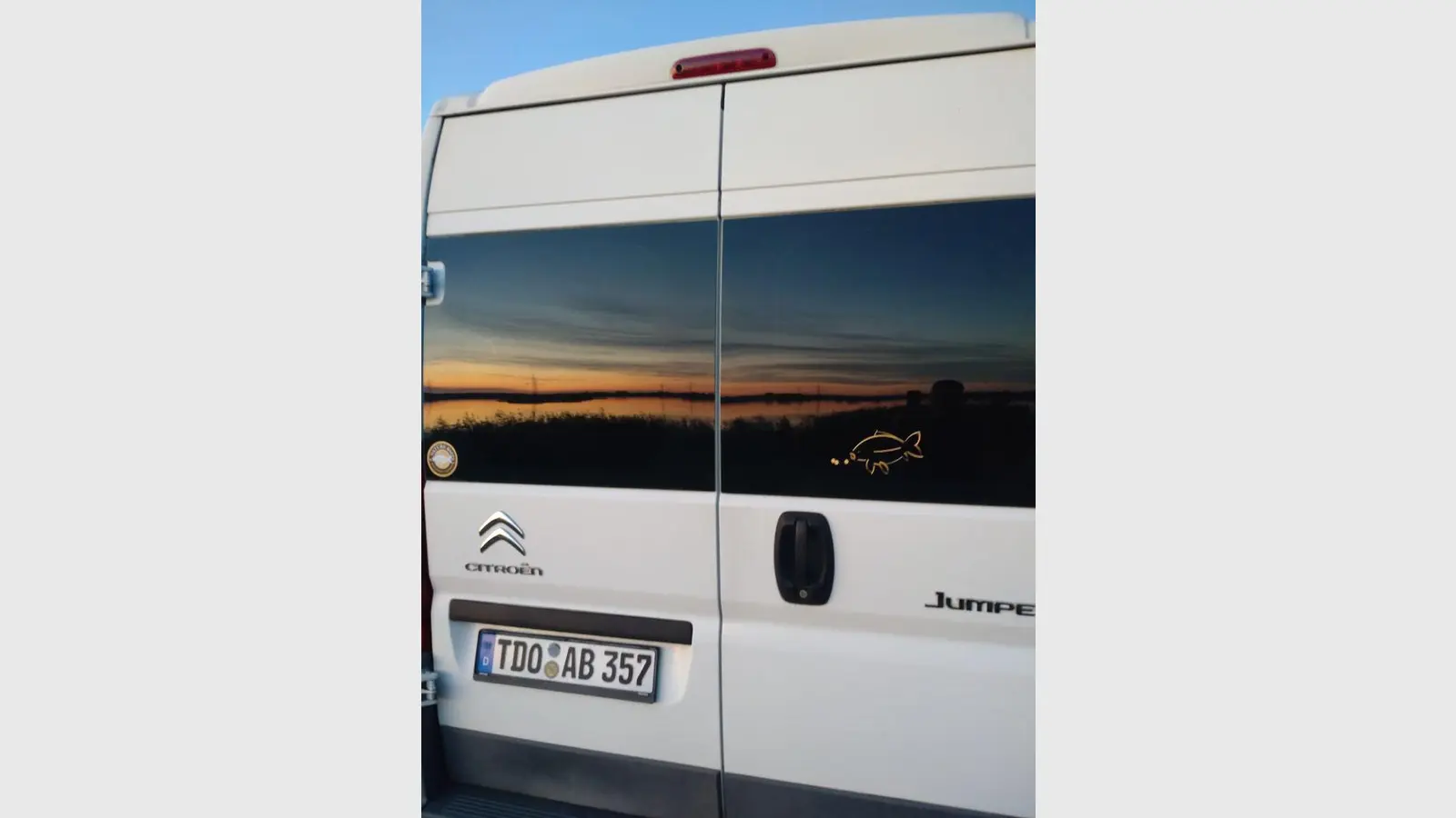 Auf der Heckscheibe klebt ein Fisch-Aufkleber. (Foto: privat)