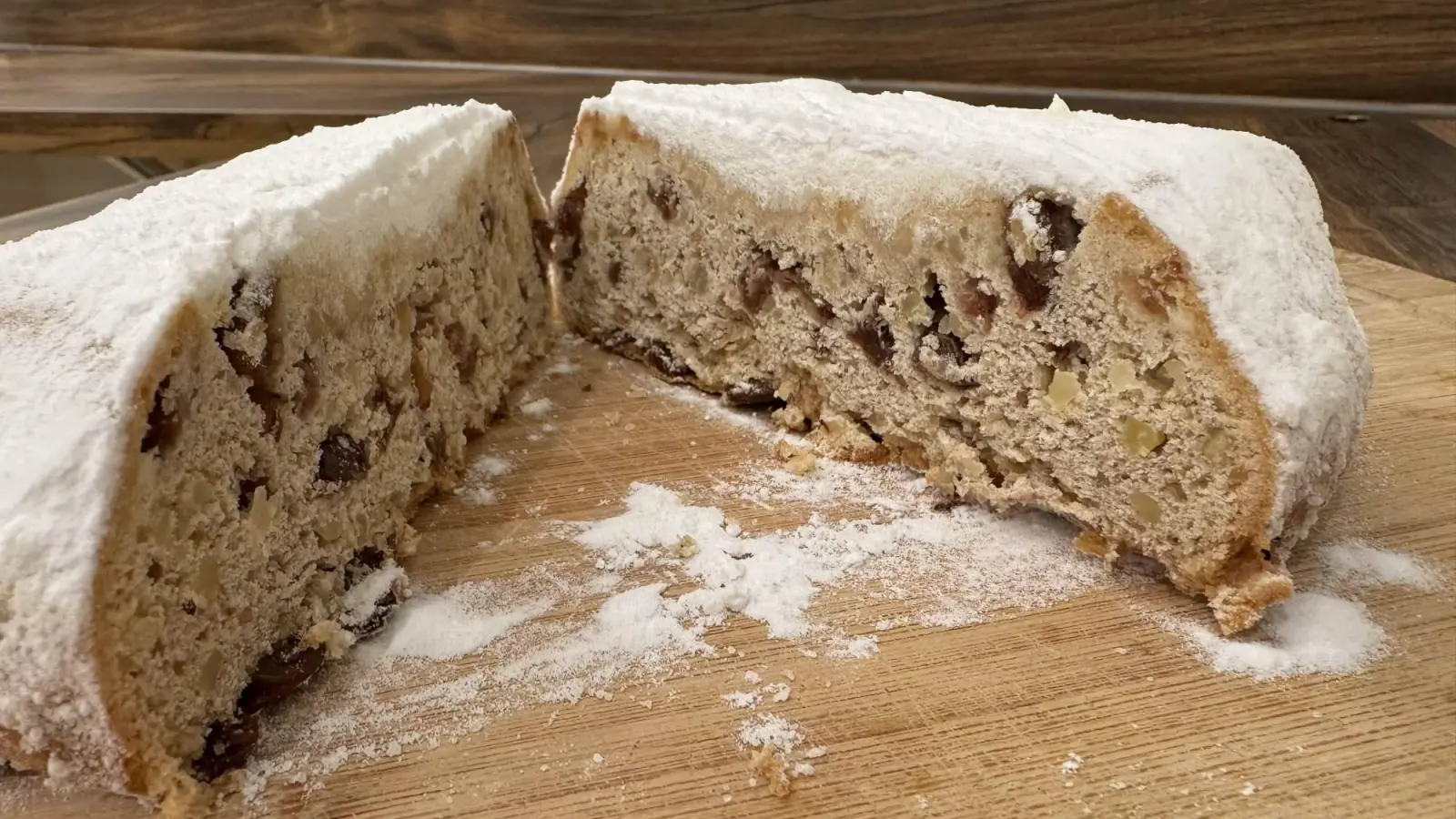 Die Besonderheit des Stollens liegt in den Rosinen, die im Schlosswein eingelegt sind. (Foto: Daniel Große)