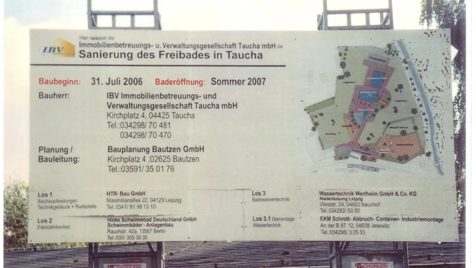 Die Bautafel zur Sanierung des Freibades im Jahr 2006. (Foto: Daniel Große)