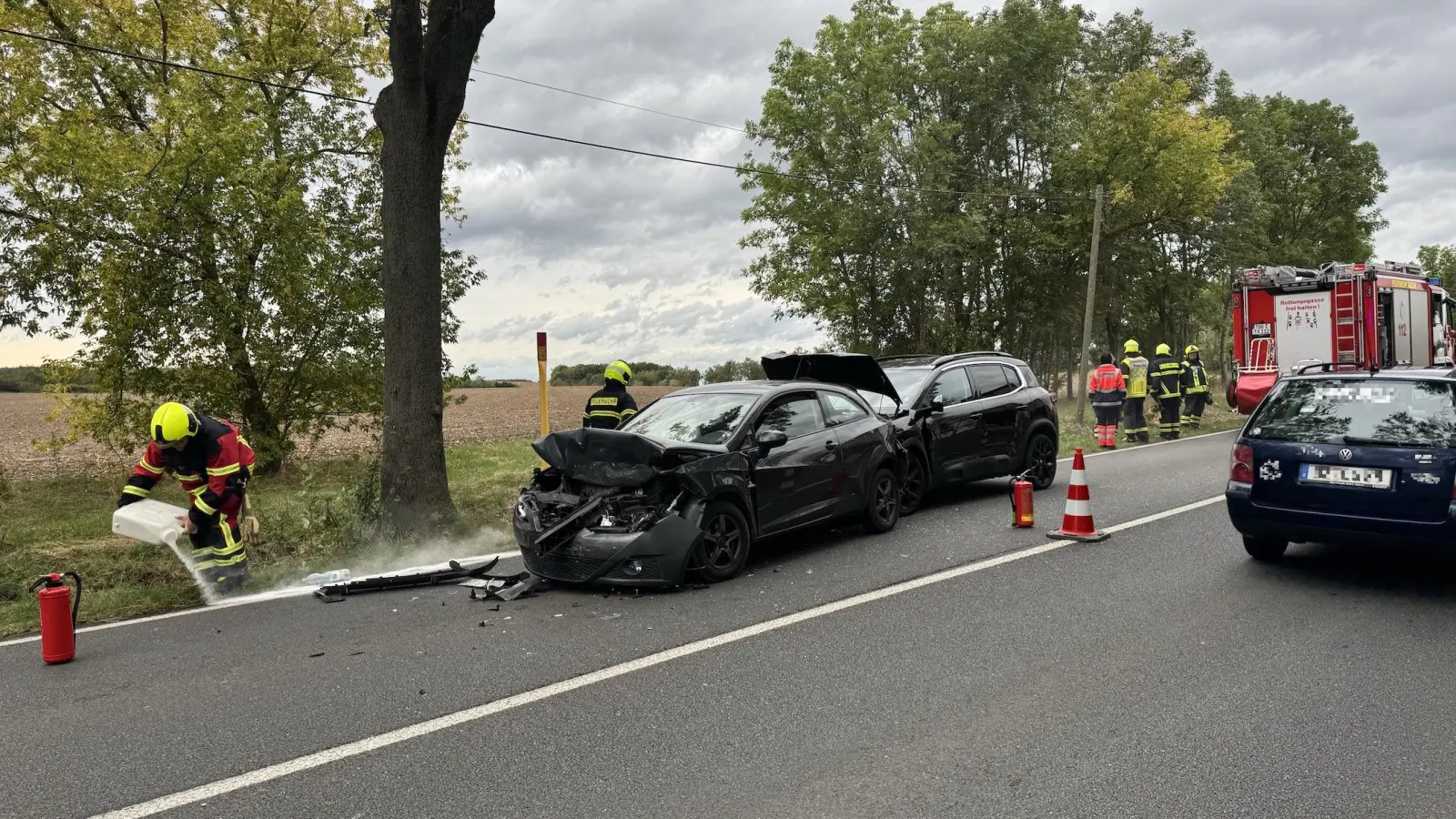 Die Freiwillige Feuerwehr Taucha band auslaufende Betriebsmittel. (Foto: Daniel Große)