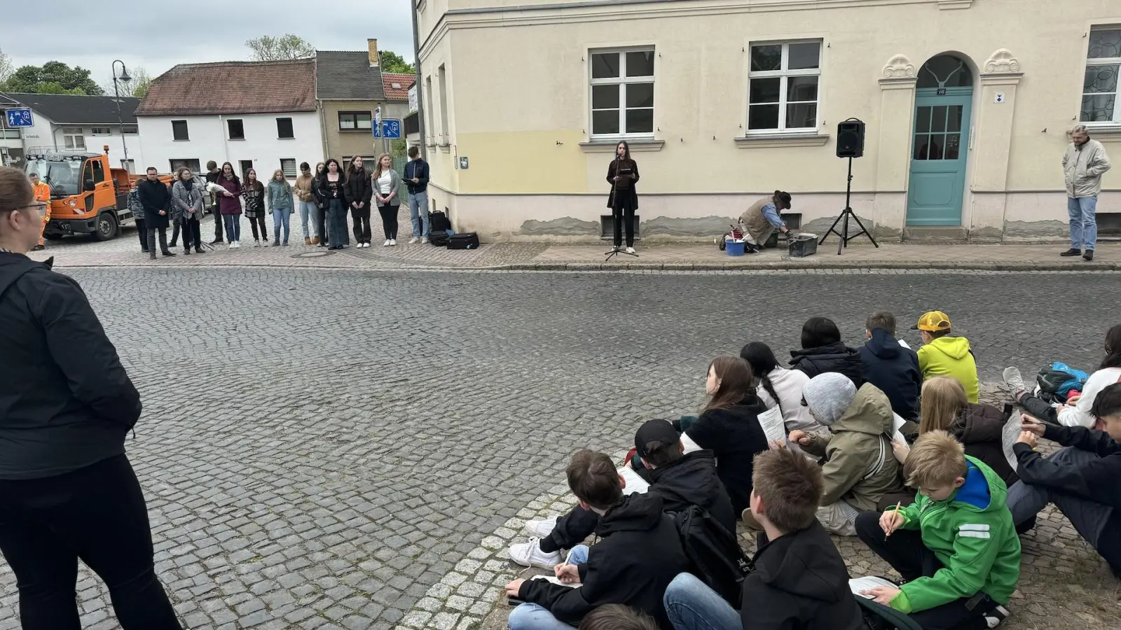 Auch Schüler der Helmholtz-Oberschule Leipzig waren bei der Einbringung des Stolpersteins dabei.  (Foto: Daniel Große)