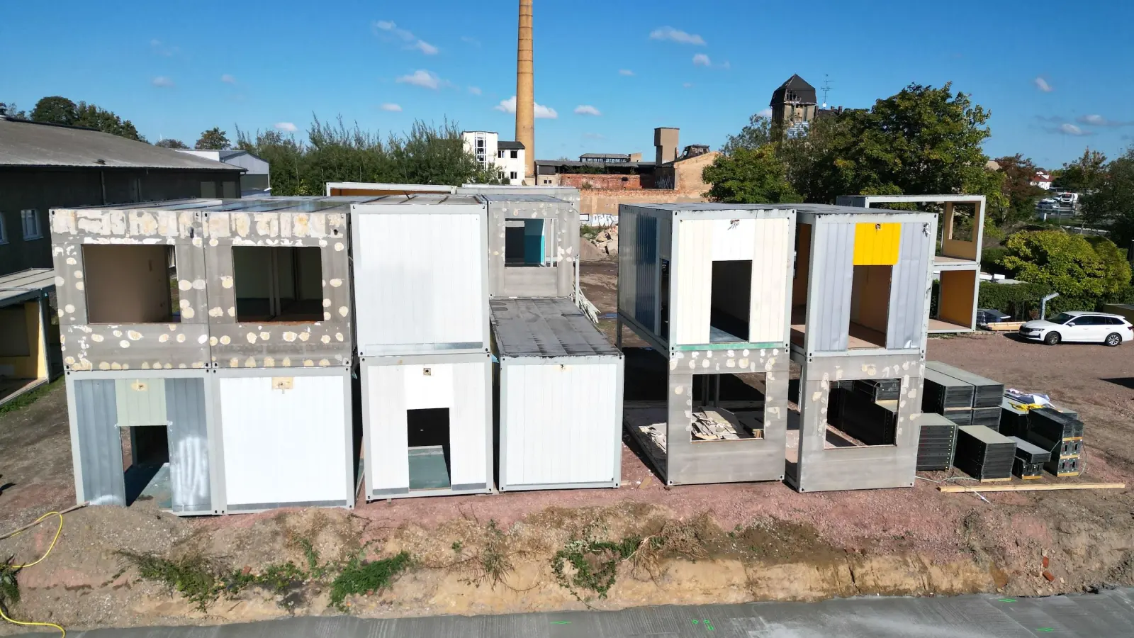 Aus diesen ehemaligen Schulcontainern, die für eine Grundschule in Gröbers genutzt wurden, wird das oberste Geschoss des Gebäudes gebaut. (Foto: Daniel Große)