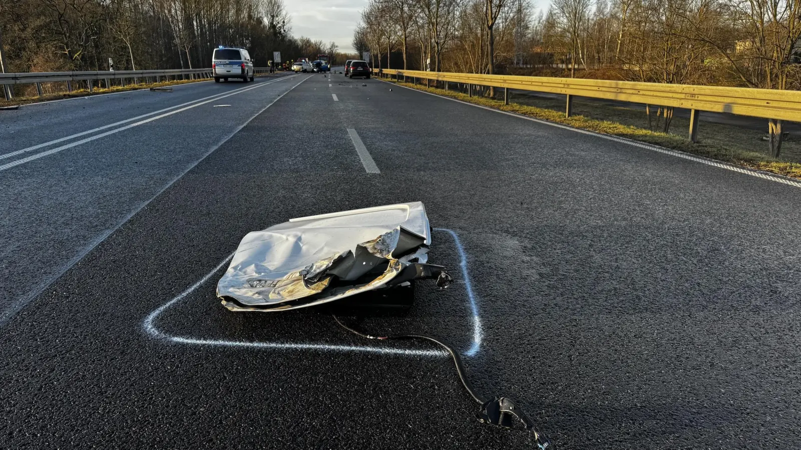 Die herausgerissene Schiebetür des Kleintransporters. (Foto: Daniel Große)