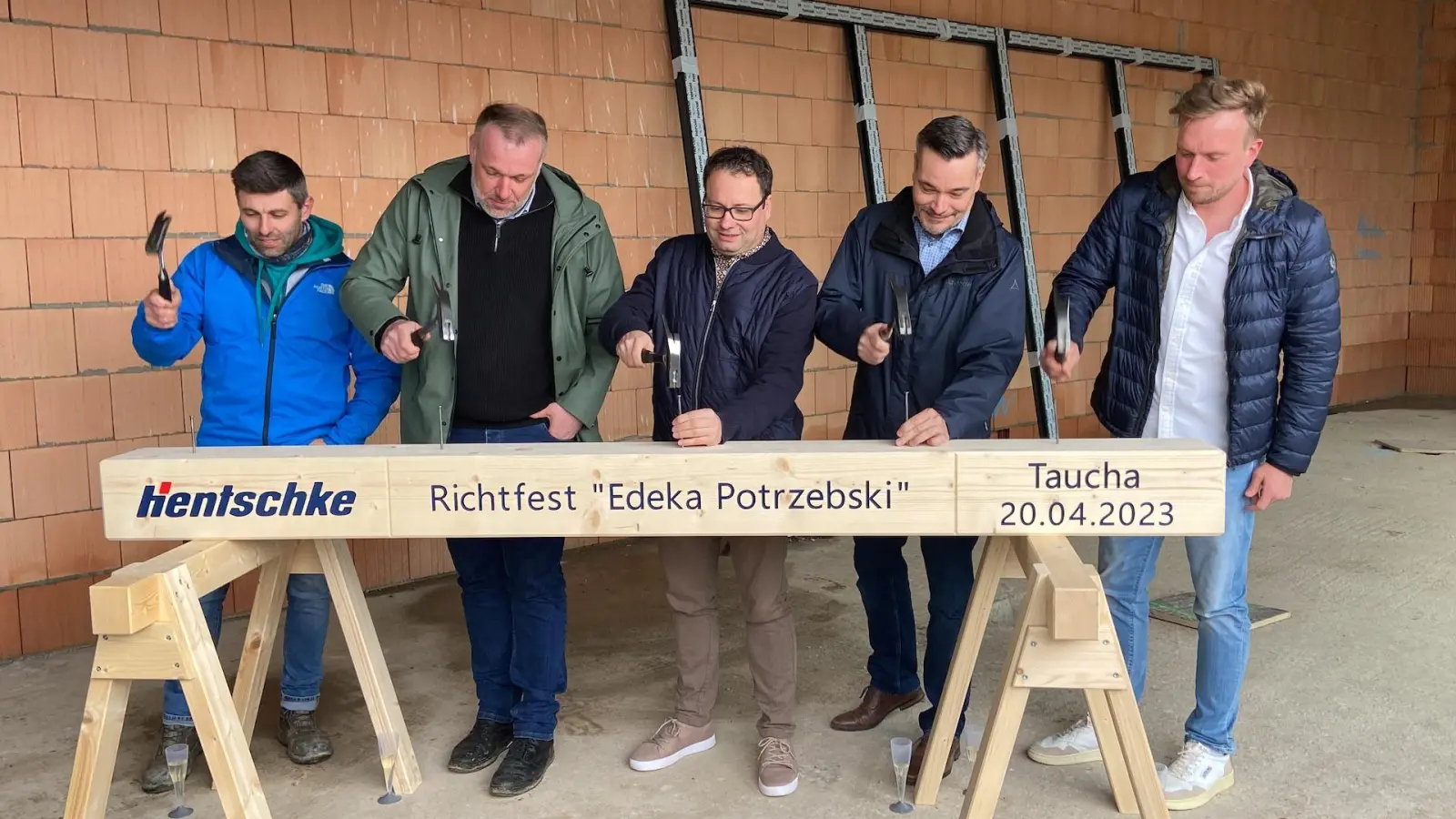 „Erst trinken, dann nageln” - heute war Richtfest für neuen EDEKA-Bau (Foto: taucha-kompakt.de)