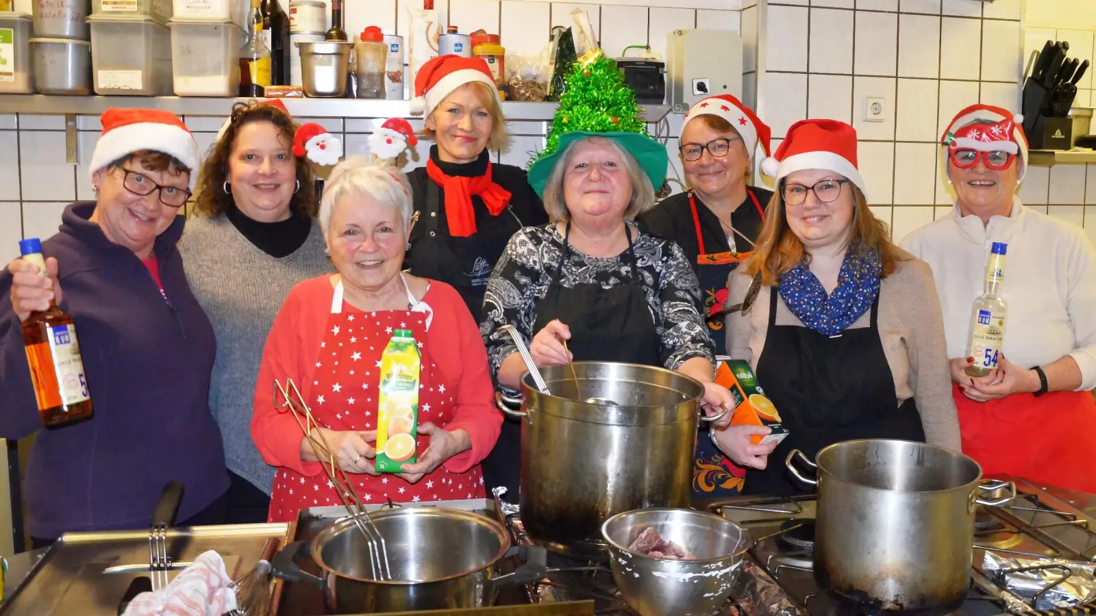 Die „Punschmädels” des Heimatvereins Taucha (Foto: Reinhard Rädler)