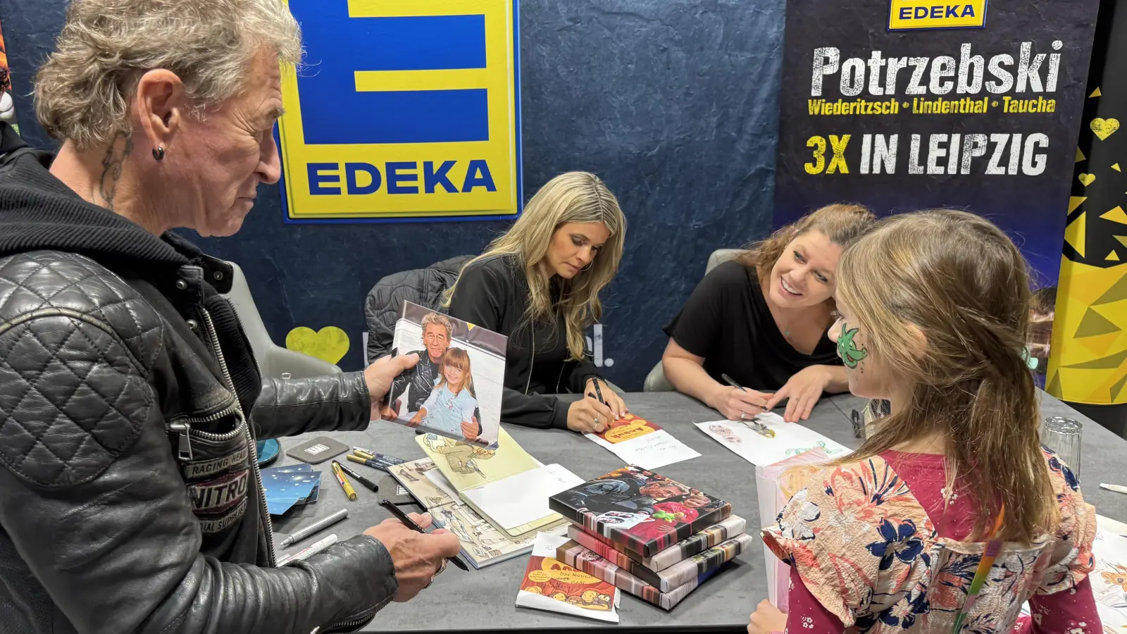 Peter Maffay signierte für den kleinen Fan Marie zahlreiche Fotos. Auch Hendrikje Balsmeyer und Illustratorin Joelle Tourlonias waren am heutigen Sonnabend gut gelaunt für mehr als 200 Fans da. (Foto: Daniel Große)