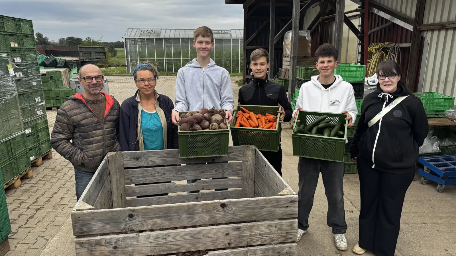 Drei Schüler der Klasse 10a der Oberschule Taucha, Klassenlehrerin Sarah Hennig (r.) sowie Schulleiter Mathias Götzl ernteten auf dem Bio-Bauernhof von Maria Bienert das Gemüse für den Herbstmarkt. (Foto: Daniel Große)