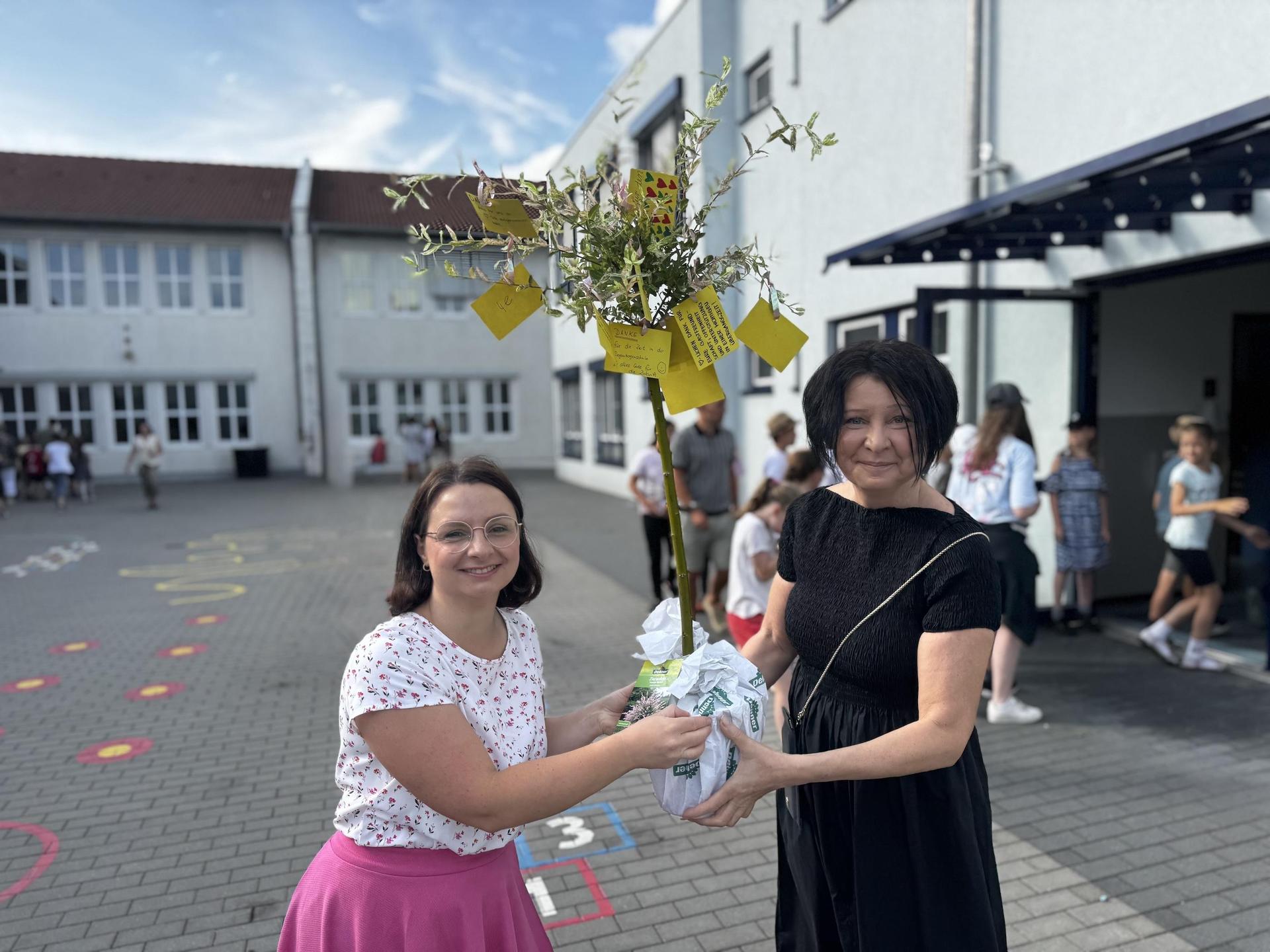 Ireen Schmidt überreichte Kathrin Theil-Schulze eine Harlekinweide zum Abschied. (Foto: Daniel Große)