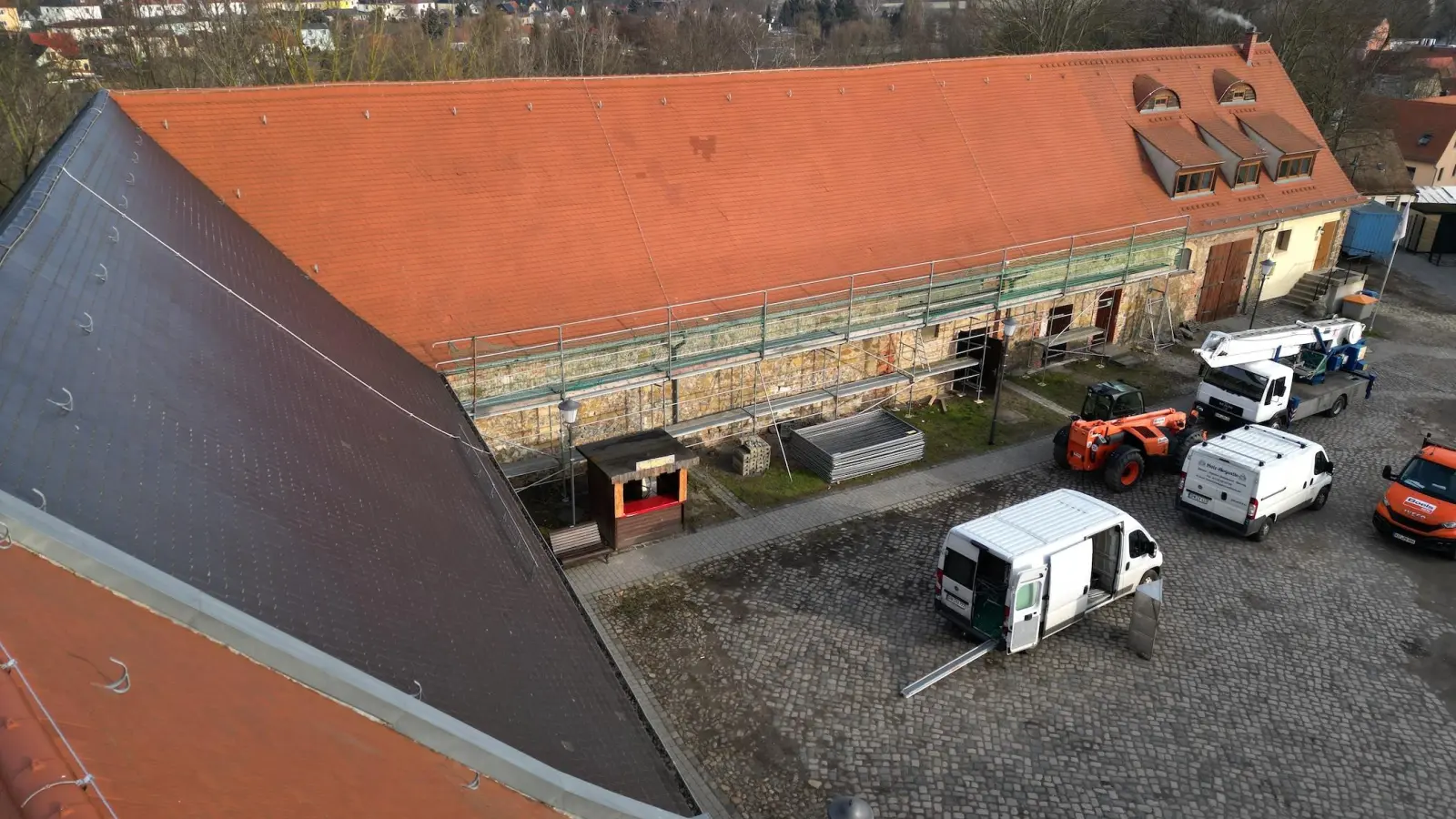 Bereits eingerüstet ist das Haus 9 auf dem Schlosshof.  (Foto: Daniel Große)