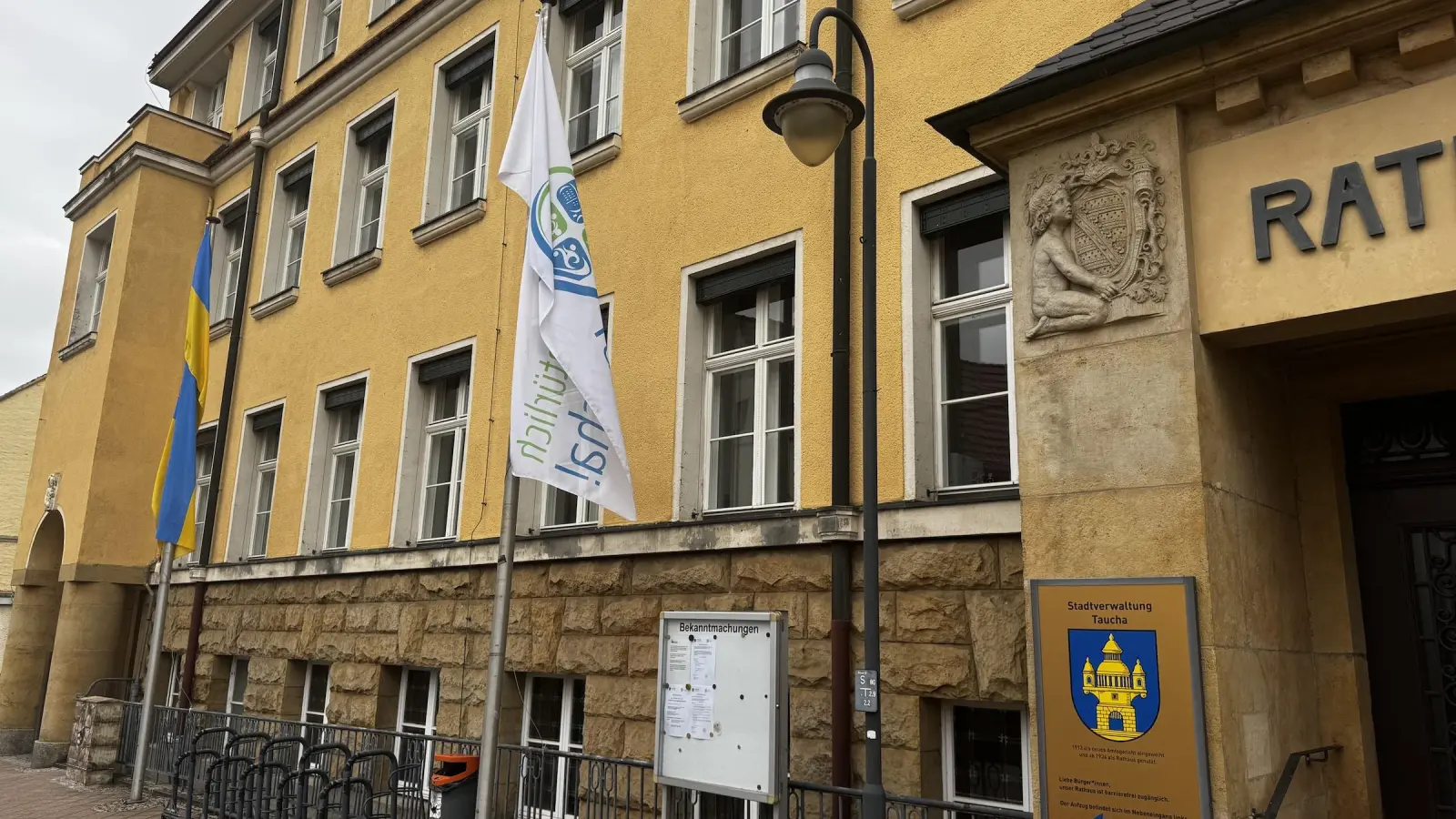 Muss am Tauchaer Rathaus dauerhaft die Deutschland-Fahne wehen? Die AfD-Fraktion meint ja. (Foto: Daniel Große)