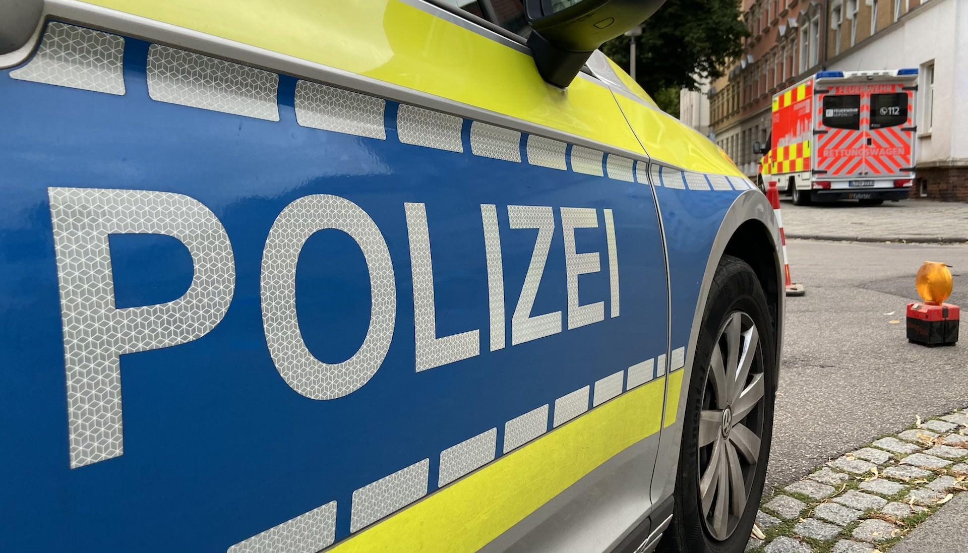 Polizei und Rettungswagen während eines Unfall-Einsatzes (Symbolbild: Daniel Große)