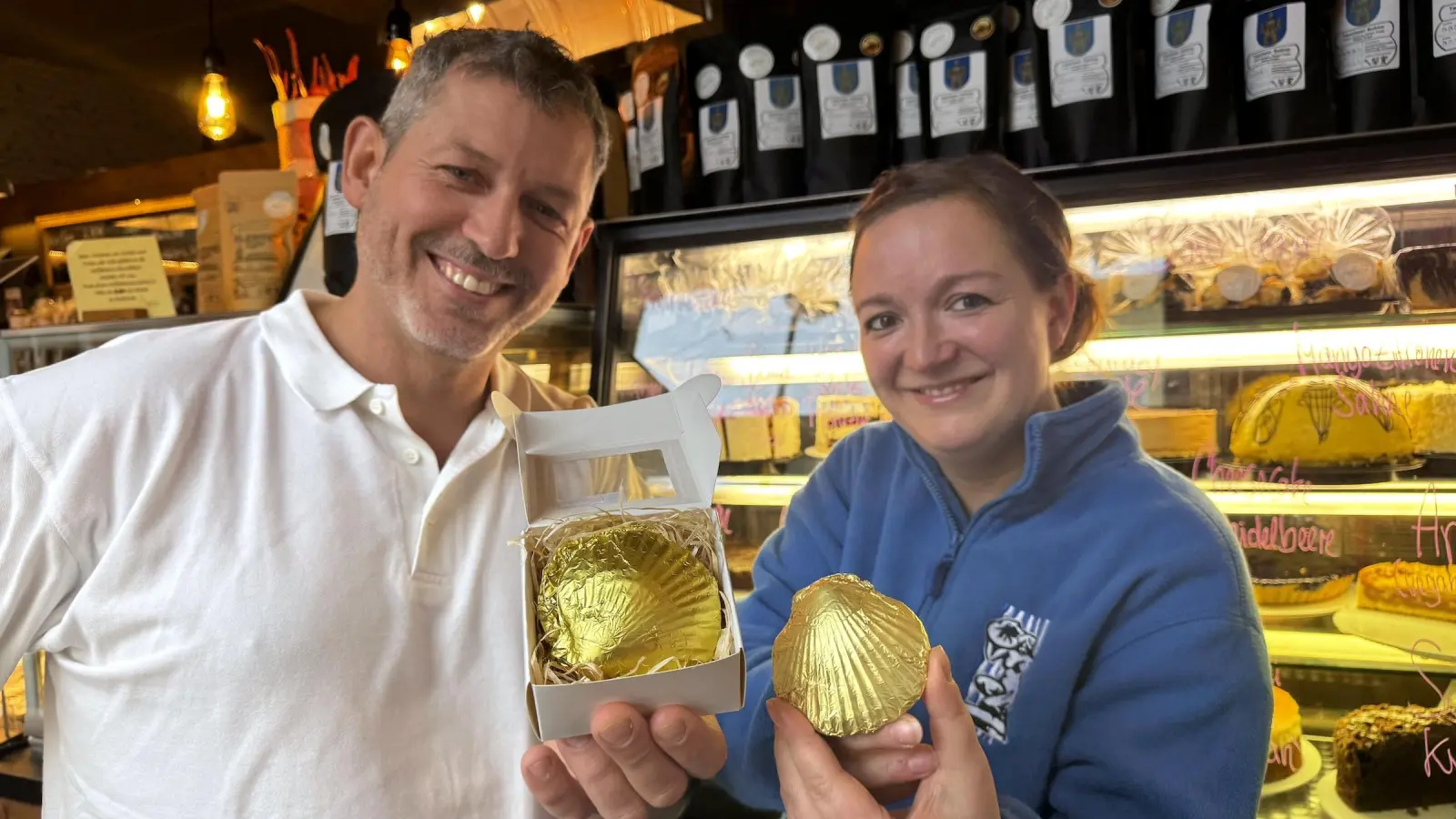 Susann Reiche und Sebastian Kraus präsentierten die „Tauchaer Schokomuschel”. (Foto: Daniel Große)