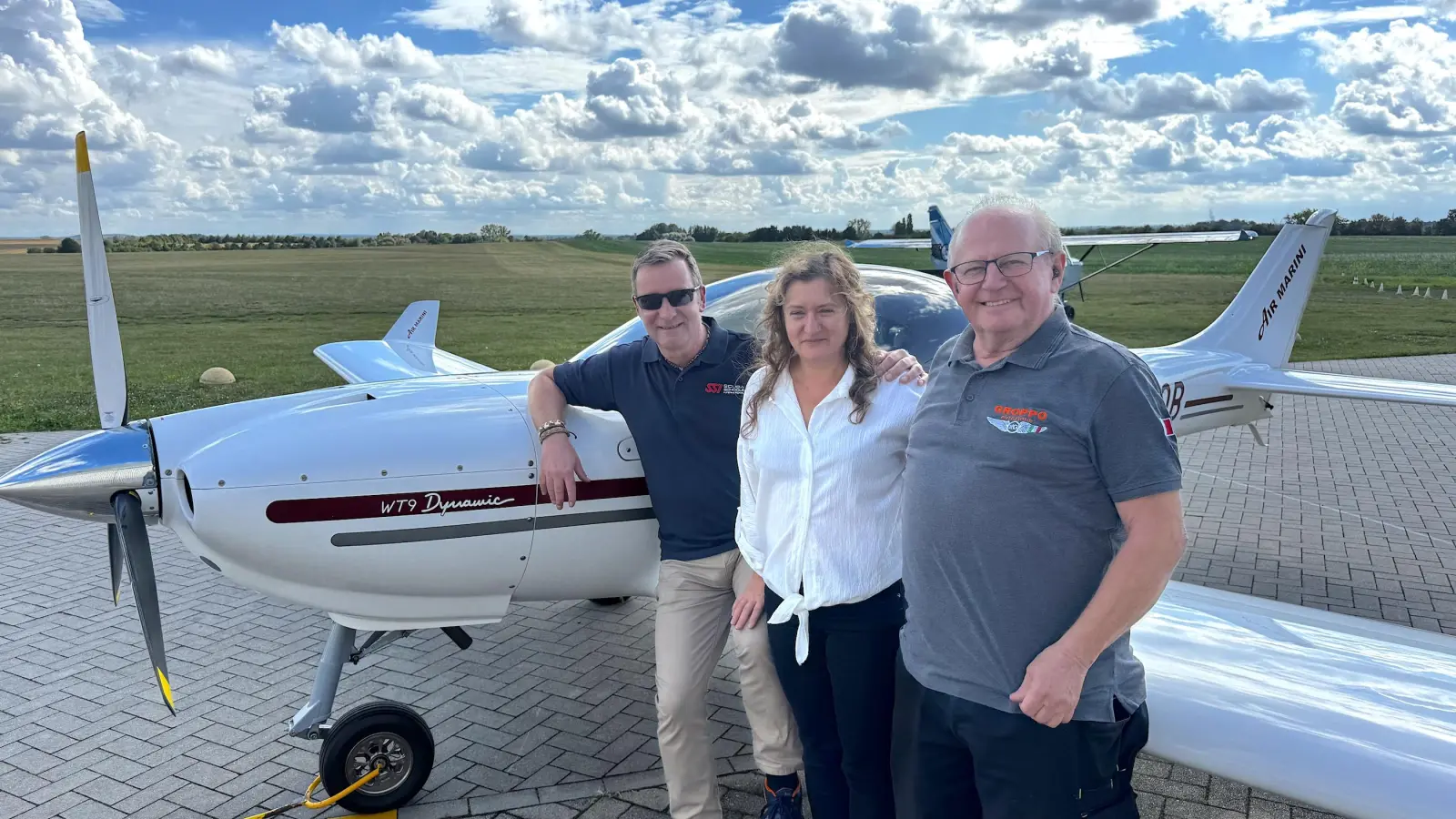 Klaus Ohse, Vorsitzender des ACLT, Vereinsmitglied Dorit Oppolony und Schatzmeister Birk Möbius (v.r.) freuen sich auf das Flugplatzfest am Schwarzen Berg in Taucha. (Foto: Daniel Große)