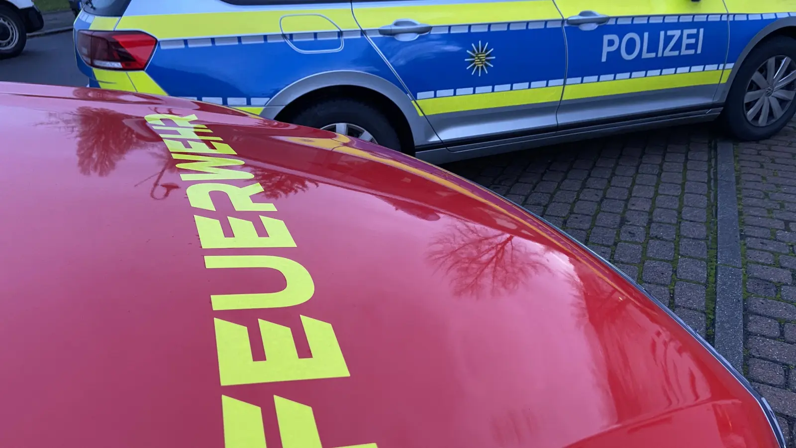 Feuerwehr und Polizei beim Einsatz  (Foto: Daniel Große)