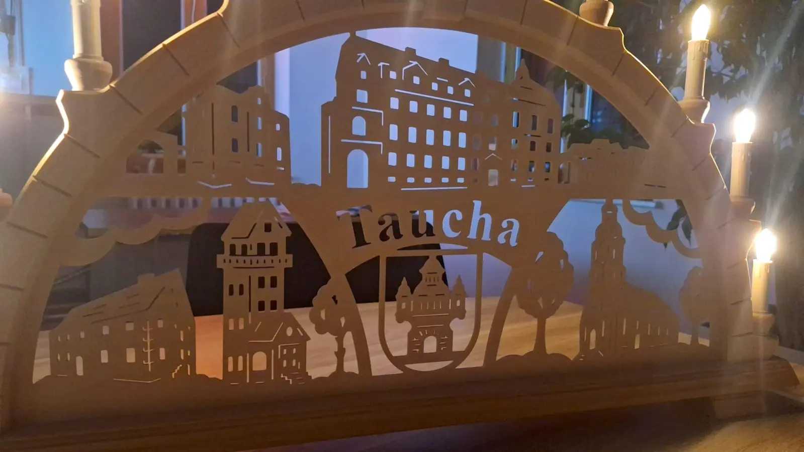 Der Tauchaer Schwibbogen zeigt bekannte Motive wie das Rathaus, die Kirche St. Moritz, den Aussichtsturm oder das ehemalige Museum. (Foto: WOTa)