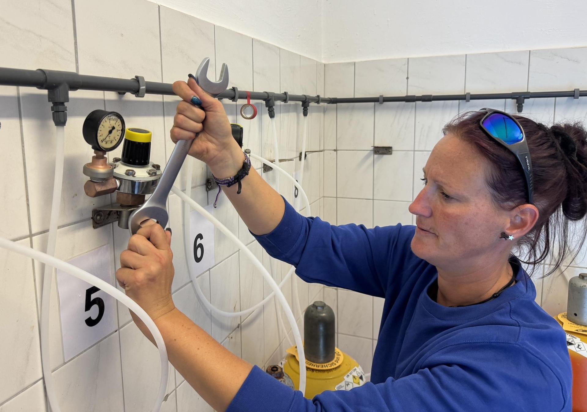 Maria Schindler baut die Ventile der Chlorgasanlage ab. (Foto: Daniel Große)