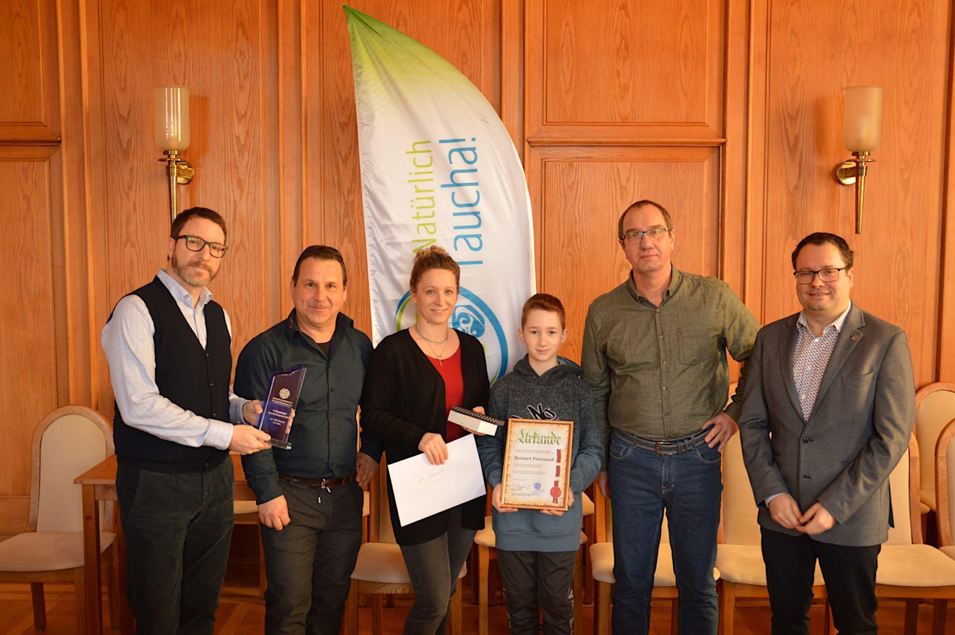 v. l. n. r.: Dominik Montjoie (Präsident Sportförderung), Michael Richter (Hauptsponsor und Geschäftsführer der Firma Spezialabdichtung M. Richter), Mama von Bennet Przemuß, Bennet Przemuß, Thomas Jürß (Abteilungsleiter AC Taucha Ju-Jutsu) und Bürgermeister Tobias Meier (Foto: taucha-kompakt.de)