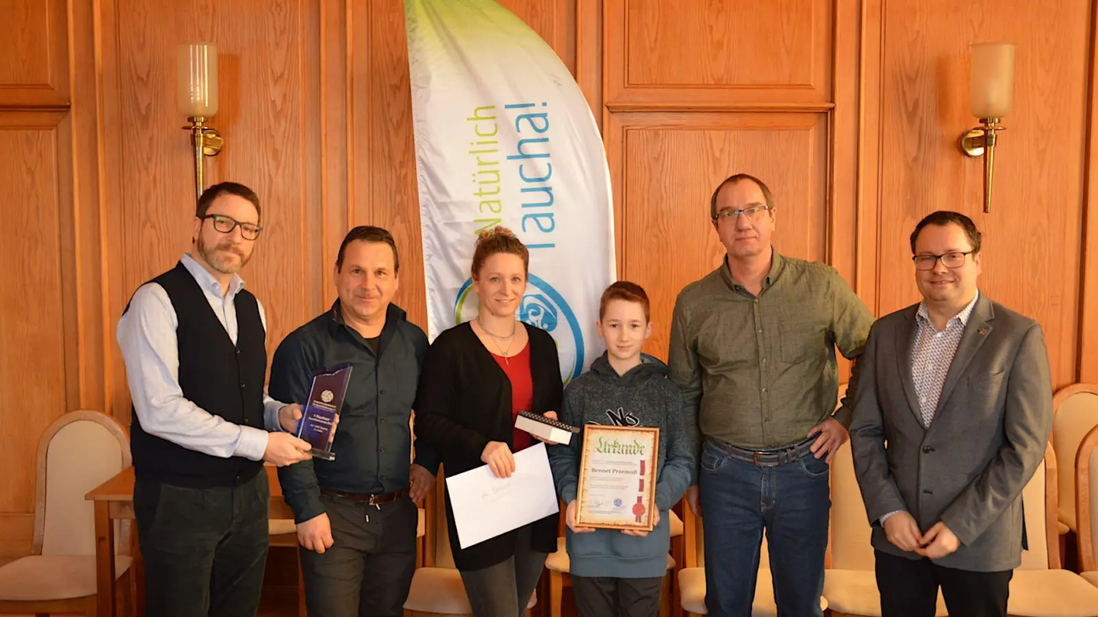 v. l. n. r.: Dominik Montjoie (Präsident Sportförderung), Michael Richter (Hauptsponsor und Geschäftsführer der Firma Spezialabdichtung M. Richter), Mama von Bennet Przemuß, Bennet Przemuß, Thomas Jürß (Abteilungsleiter AC Taucha Ju-Jutsu) und Bürgermeister Tobias Meier (Foto: taucha-kompakt.de)