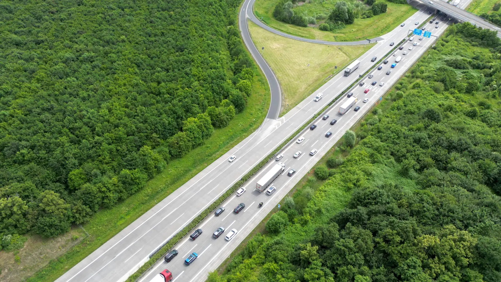 Es bildete sich zeitweise ein Stau auf der A14 Richtung Dresden. (Foto: Daniel Große)
