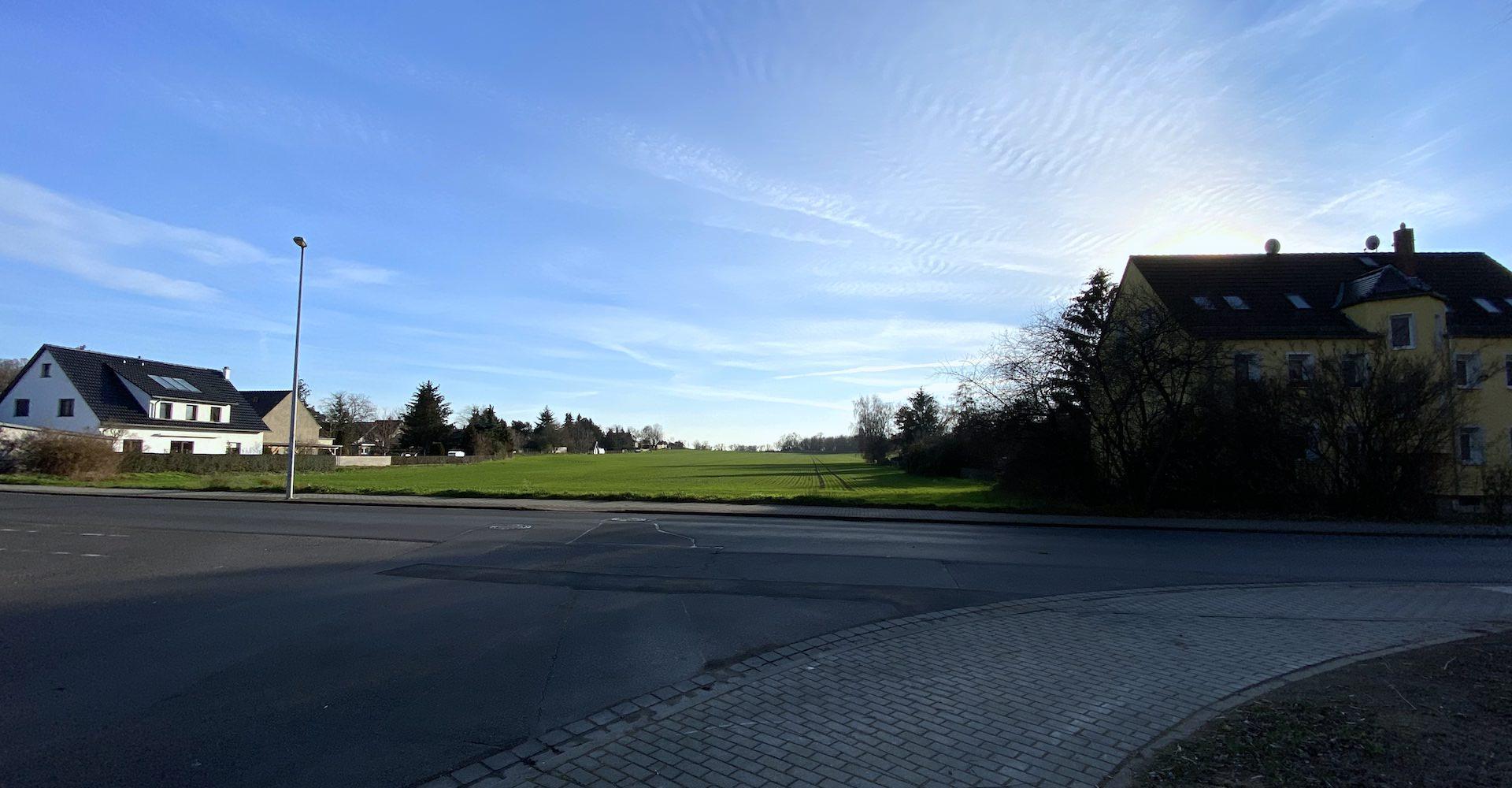 Auf dieser Fläche soll nach aktuellen Planungen das Übergangsgebäude der dritten Grundschule errichtet werden. (Foto: taucha-kompakt.de)
