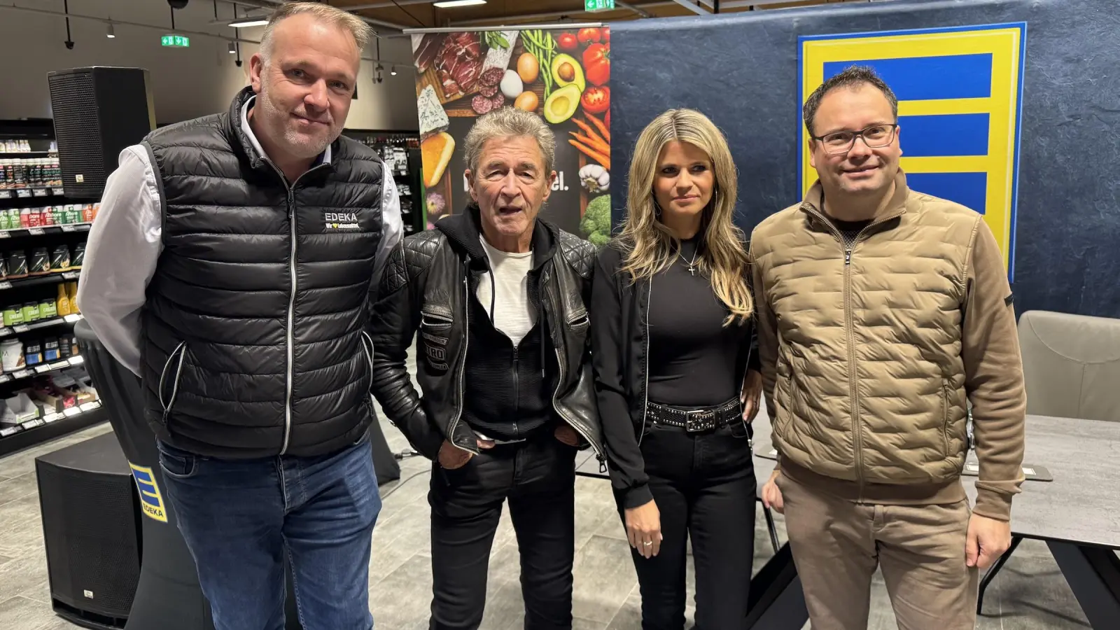 Tauchas Bürgermeister Tobias Meier (r.) und Thomas Potrzebski, Inhaber der EDEKA-Frischemärkte Taucha, Lindenthal und Neue Messe, freuten sich über den prominenten Besuch. (Foto: Daniel Große)