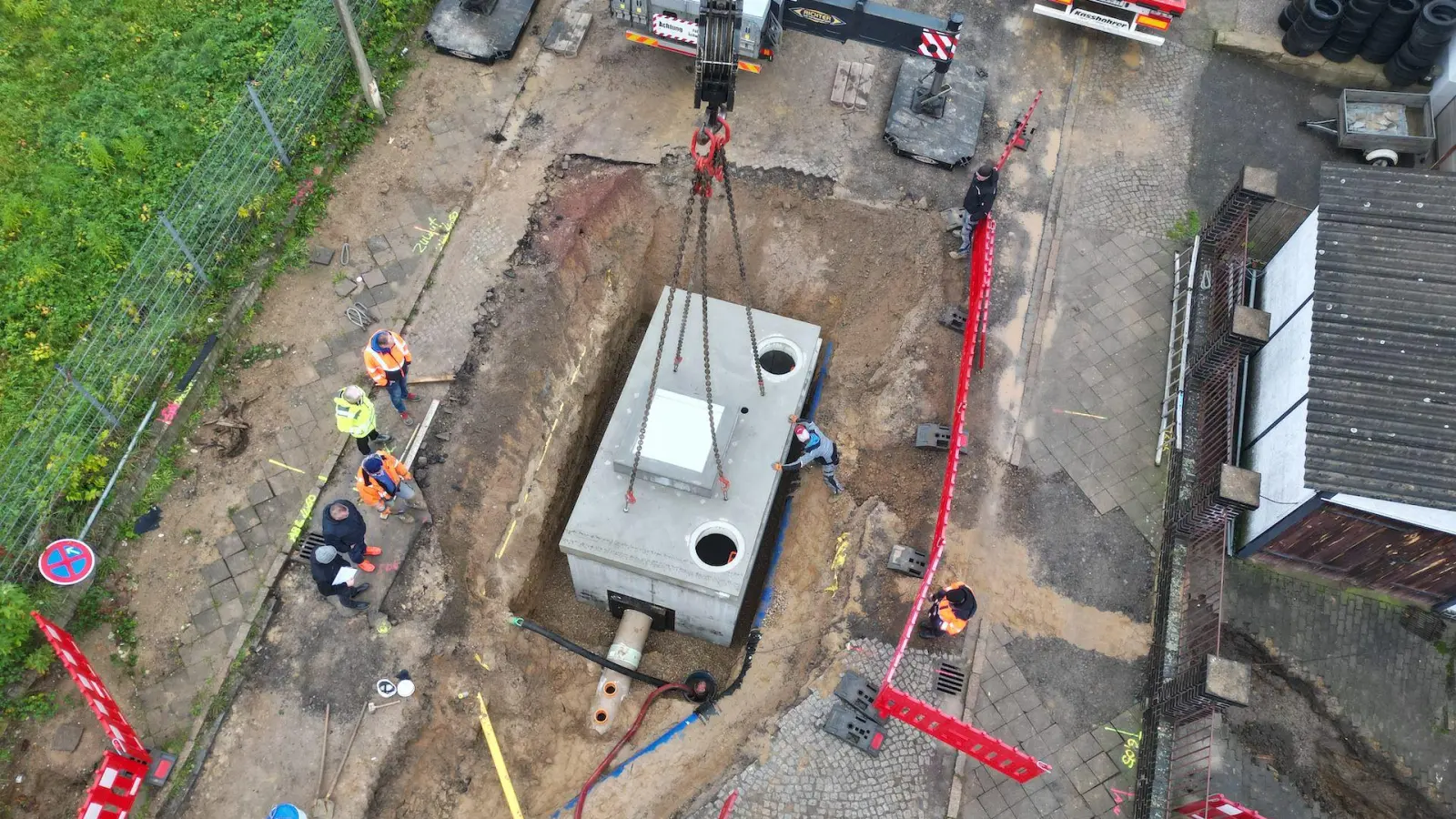 Mit Präzision wurde die Abdeckung auf das Drosselbauwerk gehoben. (Foto: taucha-kompakt.de)