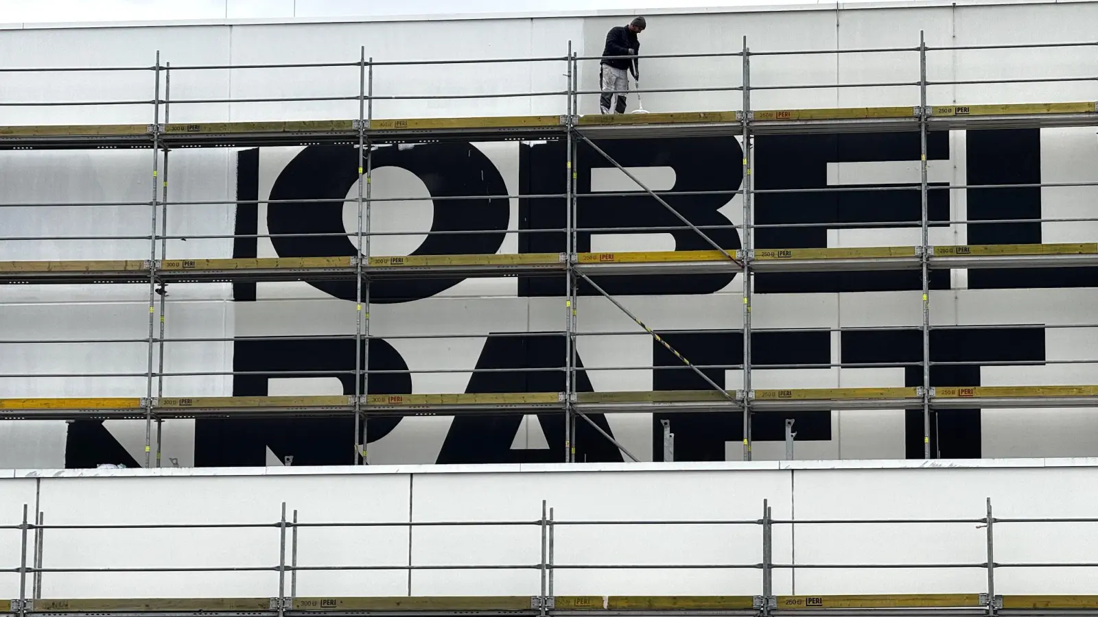 Das alte Kraft-Logo verschwindet. (Foto: Daniel Große)