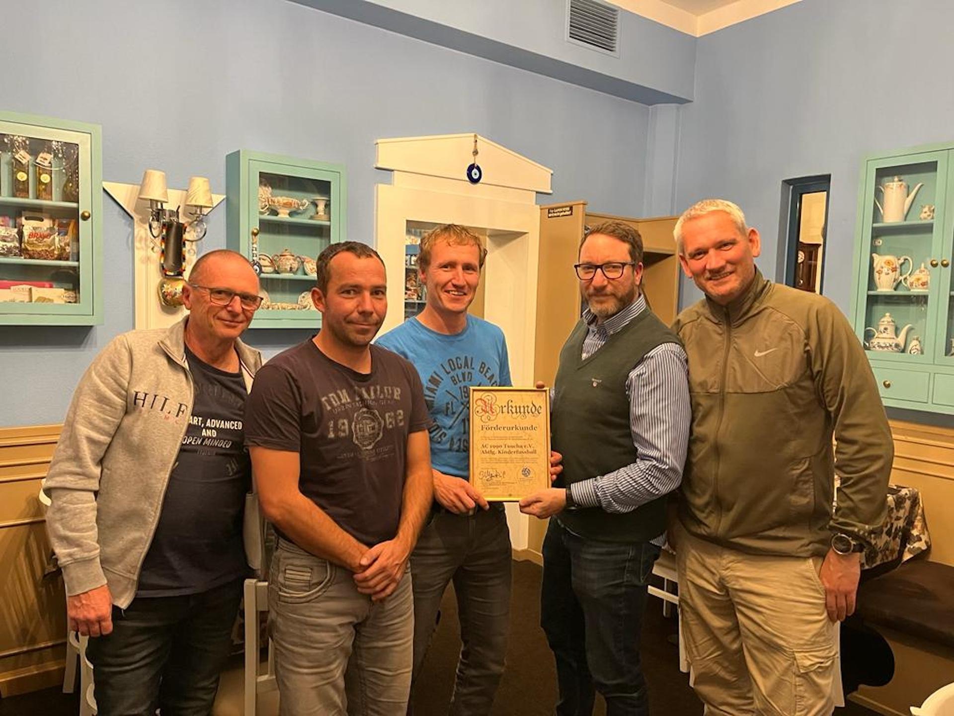 Bei der Urkunden-Übergabe: Dietmar Eckhardt, Abteilungsleiter Peter Saße, Marcel Härtel, Dominik Montjoie (Präsident Sportförderung) und Jens Pabst. Foto: Verein (Foto: taucha-kompakt.de)