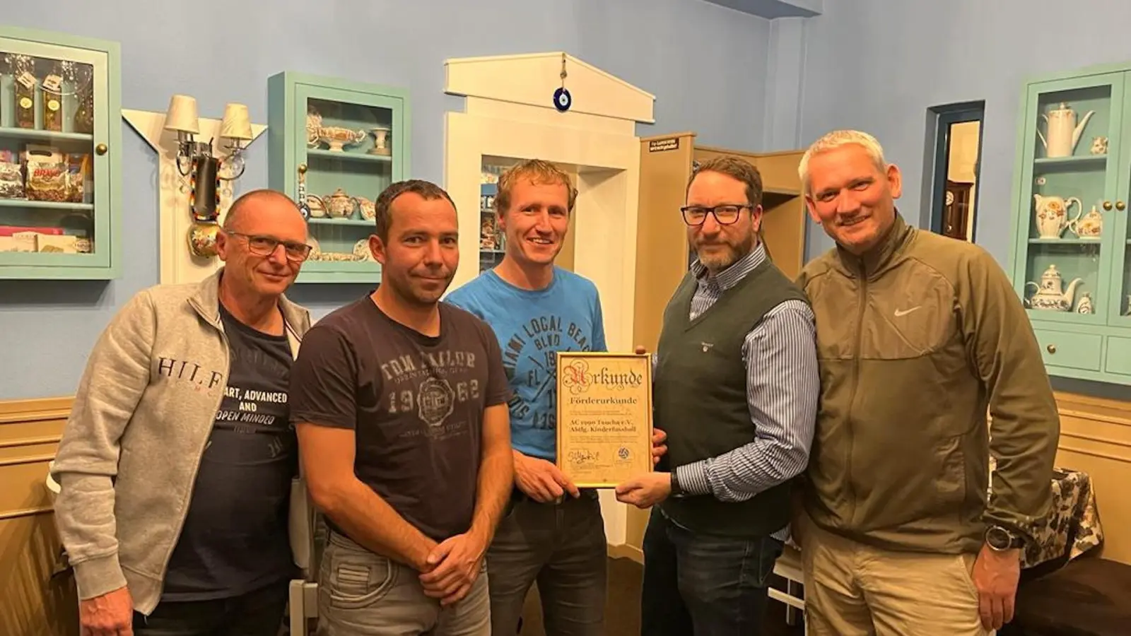 Bei der Urkunden-Übergabe: Dietmar Eckhardt, Abteilungsleiter Peter Saße, Marcel Härtel, Dominik Montjoie (Präsident Sportförderung) und Jens Pabst. Foto: Verein (Foto: taucha-kompakt.de)