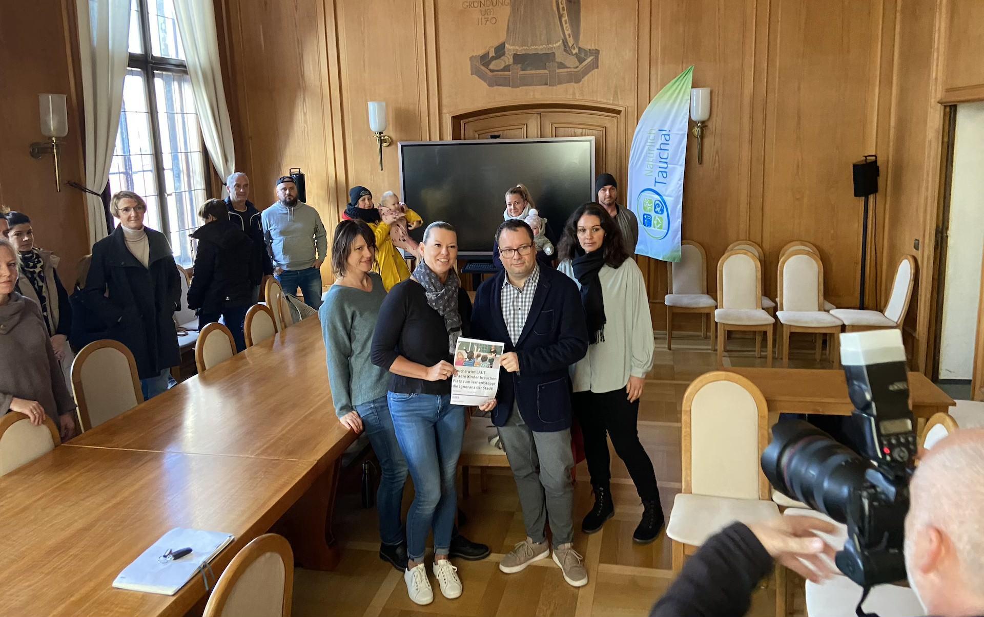 Am Montag wurde die Petition von Nadine Thalmann symbolisch an Tobias Meier übergeben. (Foto: taucha-kompakt.de)