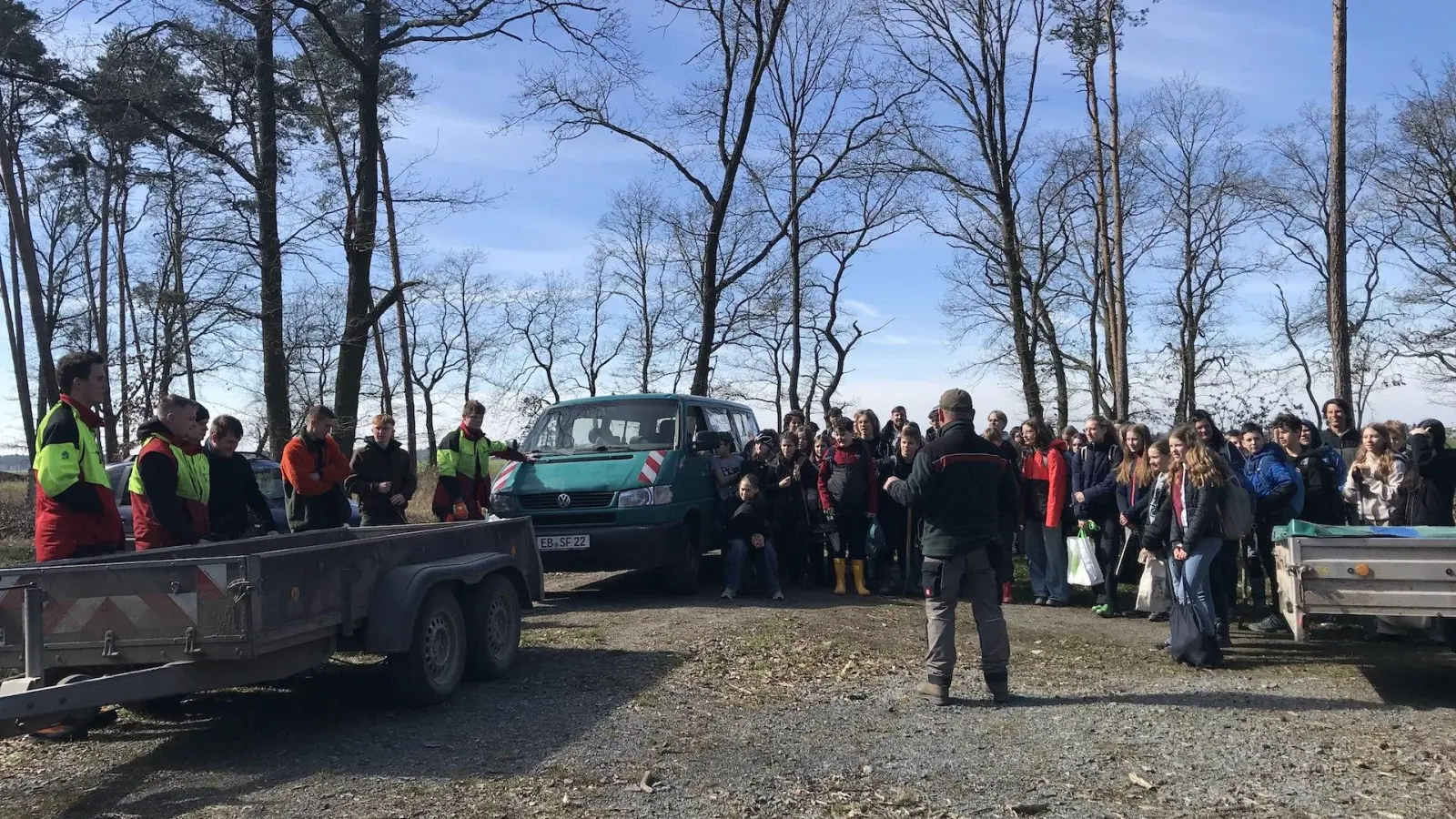 Tauchaer Gymnasiasten in einem Wald bei Doberschütz (Foto: privat)
