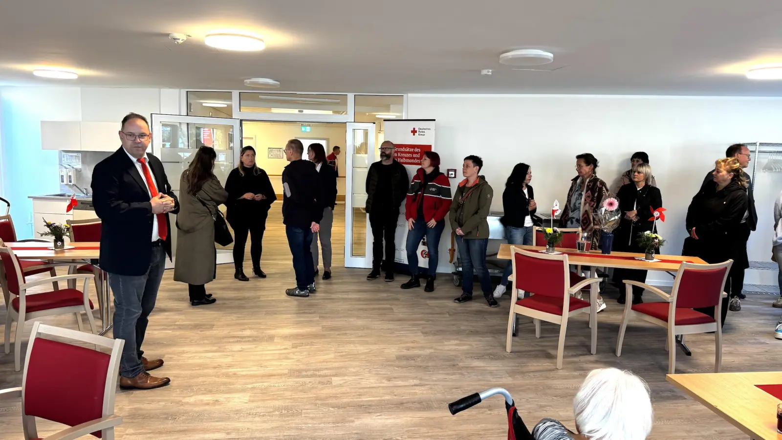 Aus dem früheren Eingangsbereich wurde ein großer Begegnungs- und Aufenthaltsraum. Stephan Kühn, Vorstand im Bereich Altenhilfe und Gesundheitsdienst führte die Interessierten durch das Haus. (Foto: Daniel Große)