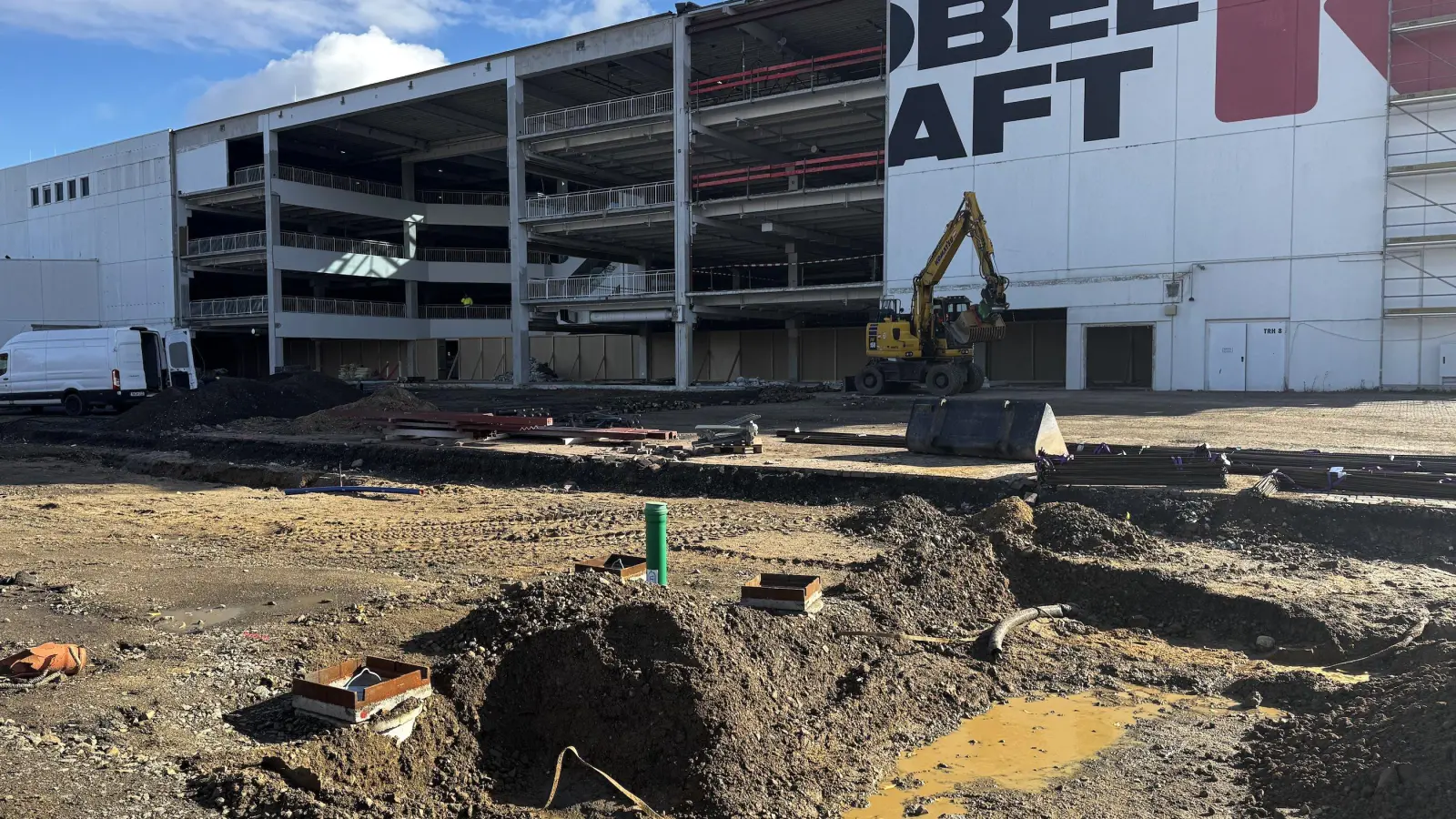 Bei Möbel Kraft läuft der Umbau zu Höffner. (Foto: Daniel Große)