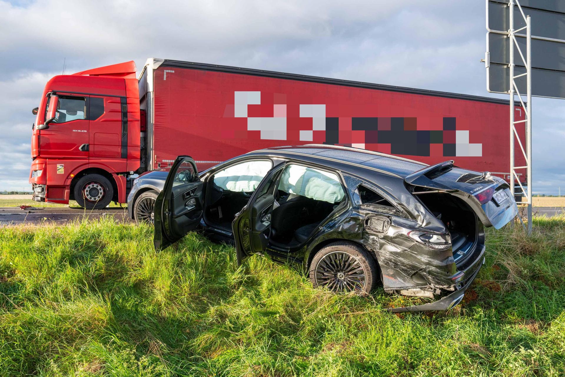 Der Fahrer des Mercedes musste in ein Krankenhaus gebracht werden. (Foto: EHL Media, Erik-Holm Langhof)
