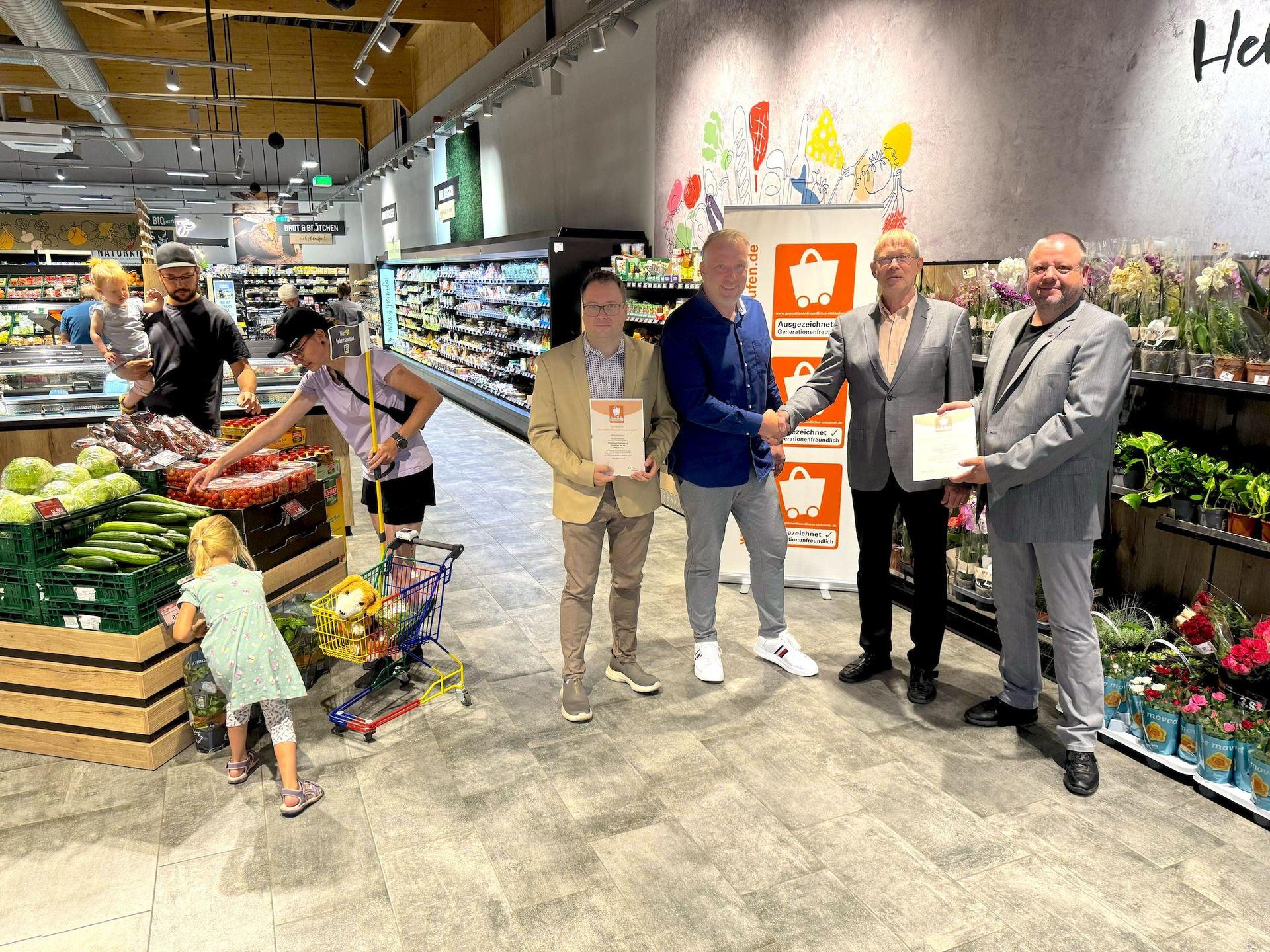 Generationenfreundliches Einkaufen im EDEKA Taucha und Leipzig-Lindenthal. Es freuen sich Bürgermeister Tobias Meier, Inhaber Thomas Potrzebski, Gunter Engelmann-Merkel vom Handelsverband und Andreas Geisler, stellvertretender Ortsvorsteher von Lindenthal. (Foto: Daniel Große)