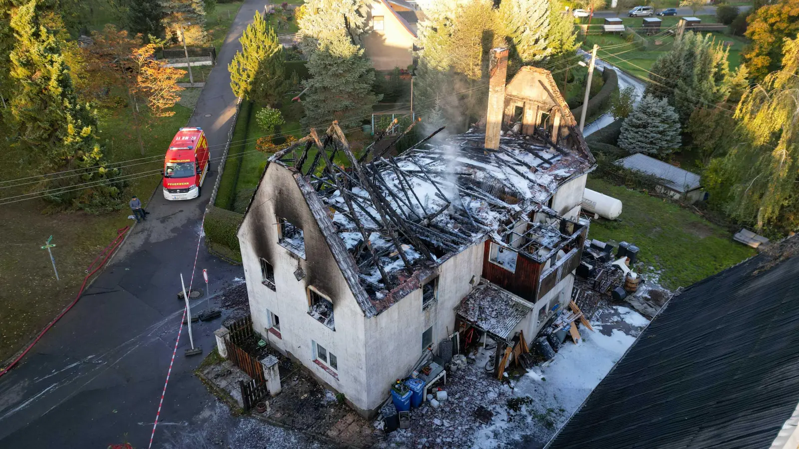 Bei dem Hausbrand wurden keine Menschen verletzt. (Foto: EHL Media / Dietmar Thomas)