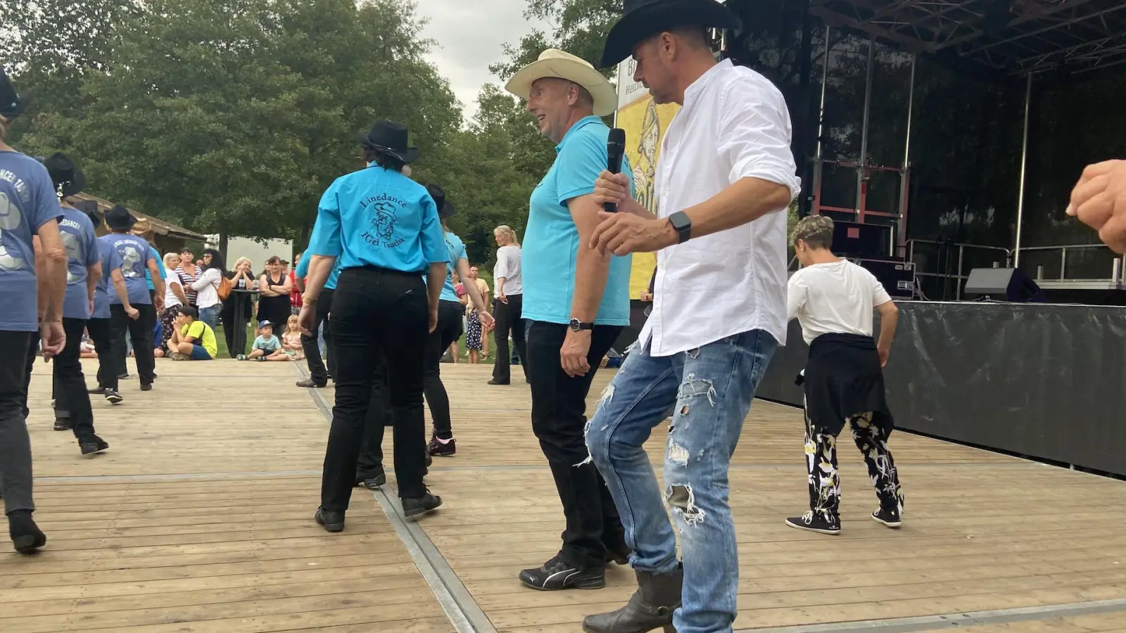 Vereinspräsentationen, wie hier mit den LinedanceIGels, gehören zum Tauchscher stets dazu. (Foto: Daniel Große)