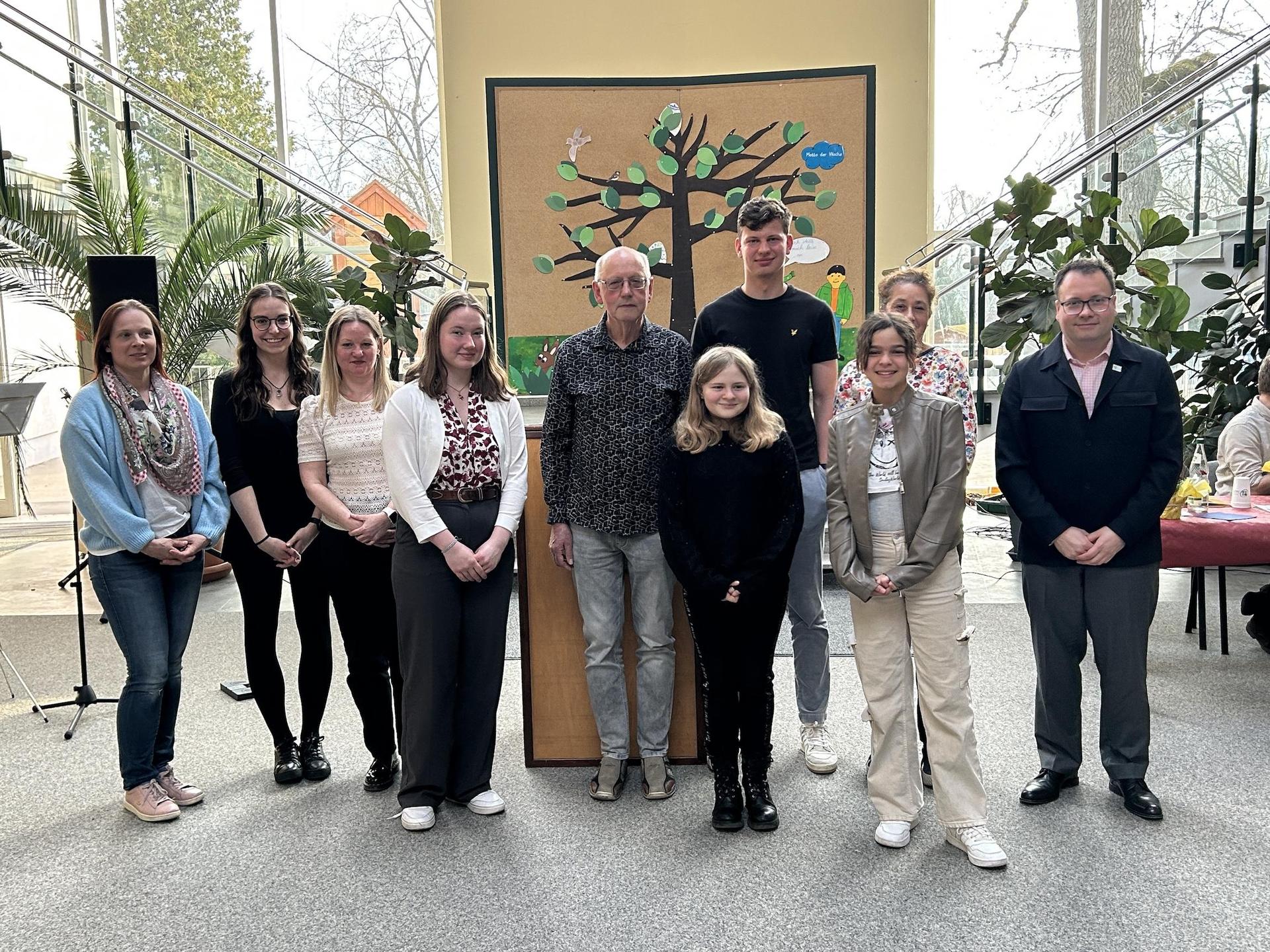 Einige der anwesenden Preisträger des 20. Tauchaer Literaturwettbewerbs mit Bürgermeister Tobias Meier (r.) (Foto: Stadtverwaltung Taucha)