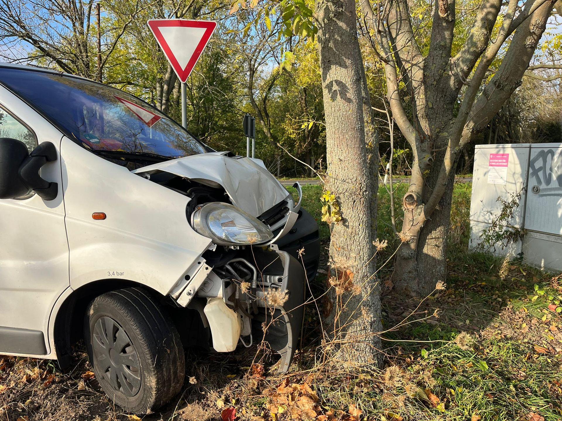 Der Transporter steht an der B87, Einmündung zum Gewerbegebiet Am Steinbruch. (Foto: Taucha kompakt)