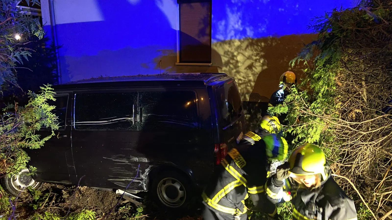 Heftiger Unfall an der Kreuzung: VW-Bus landet in Grundstück (Foto: taucha-kompakt.de)