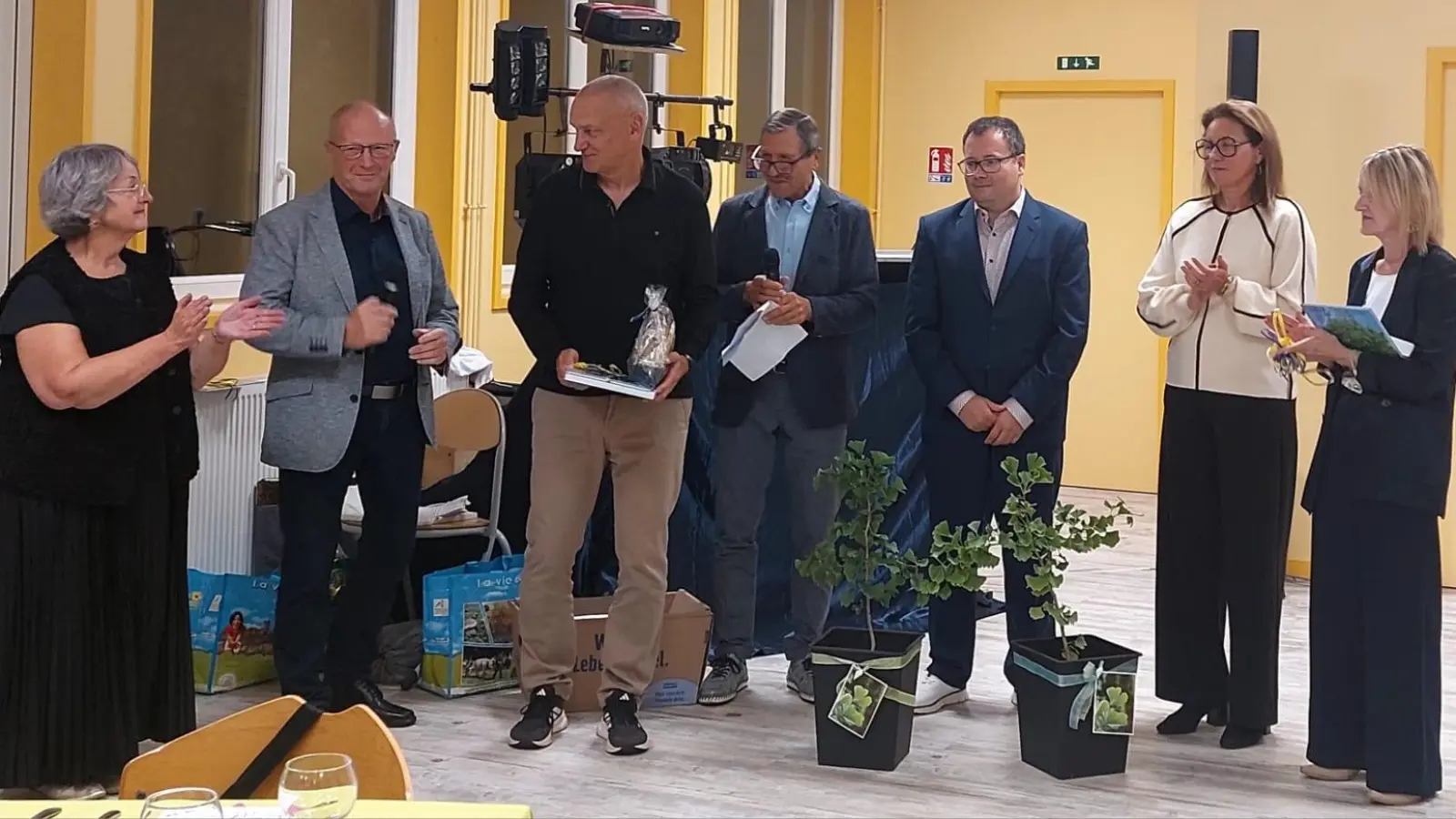 Bernard Hopf (3.vl.) bekam eine Urkunde als Ehrenmitglied im Verein. (Foto: Freundeskreis Taucha-Chadrac/Espaly e.V.)