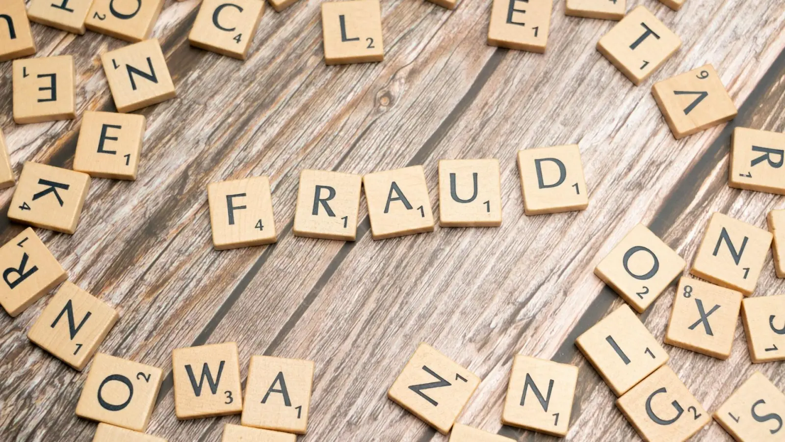 Betrug im Internet ist offensichtlich immer noch recht einfach<br>  (Foto: <a href="https://unsplash.com/de/@markuswinkler?utm_content=creditCopyText&utm_medium=referral&utm_source=unsplash">Markus Winkler</a> auf <a href="https://unsplash.com/de/fotos/scrabble-kacheln-die-die-namen-verschiedener-sprachen-buchstabieren-Y0Cy2PmRpnY?utm_content=creditCopyText&utm_medium=referral&utm_source=unsplash">Unsplash</a>)