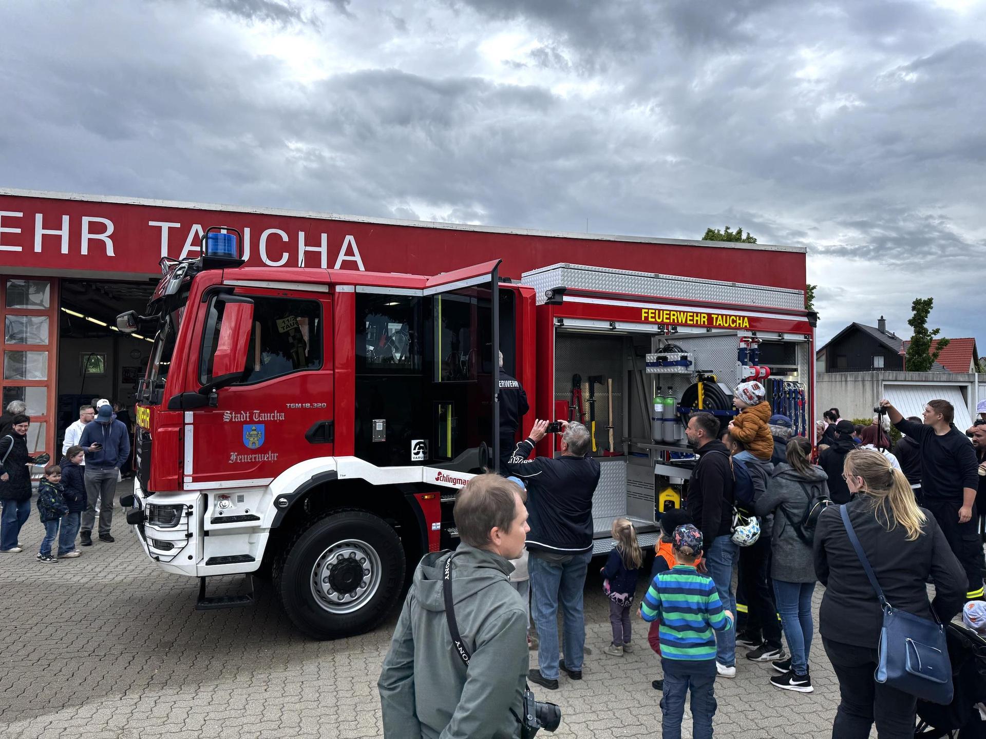 Das neue Tanklöschfahrzeug wurde begeistert in Empfang genommen und eingehend begutachtet. (Foto: Daniel Große)