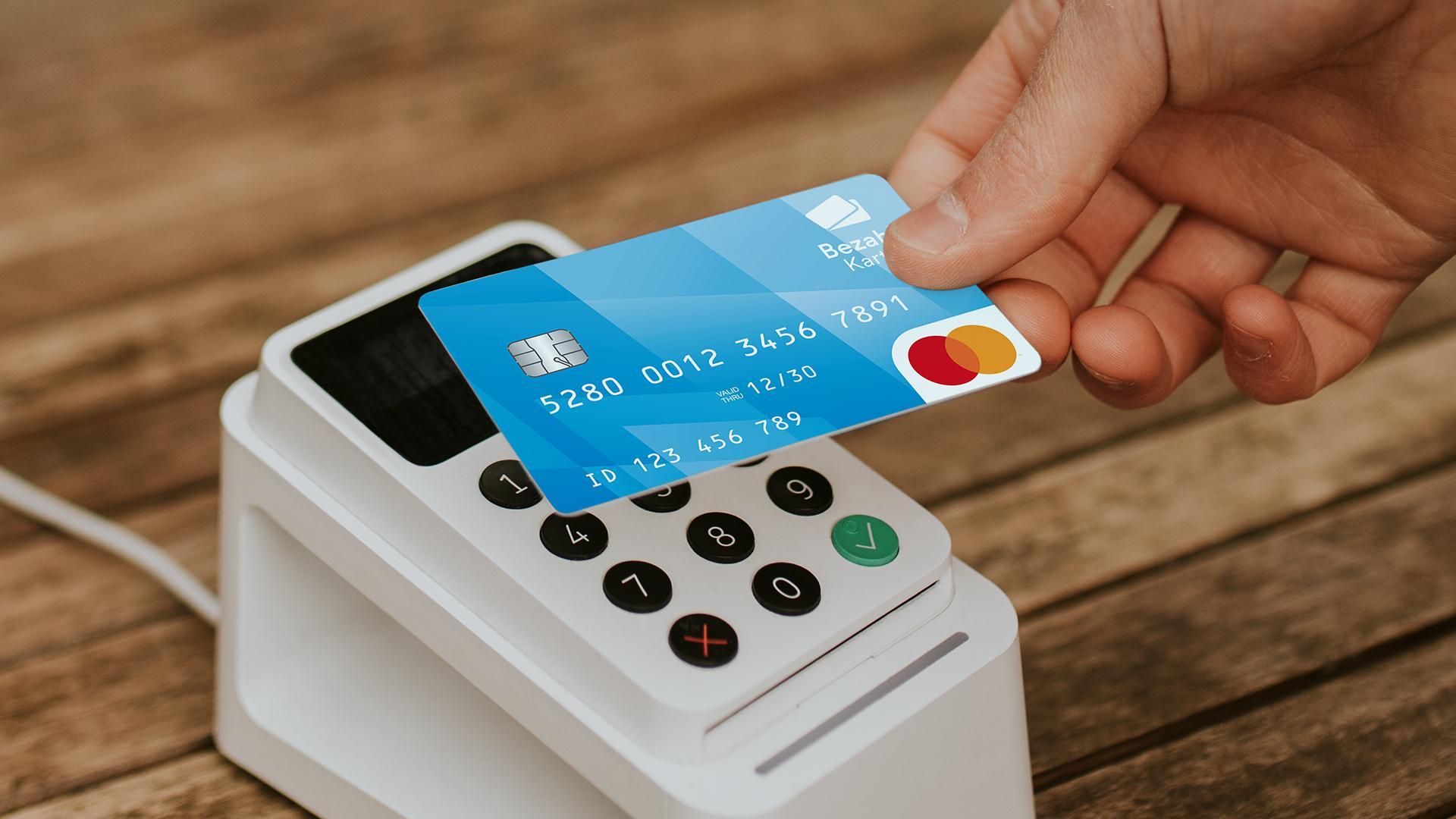 So sehen die Bezahlkarten für Asylbewerber im Landkreis Nordsachsen aus.<br> (Foto: PayCenter)