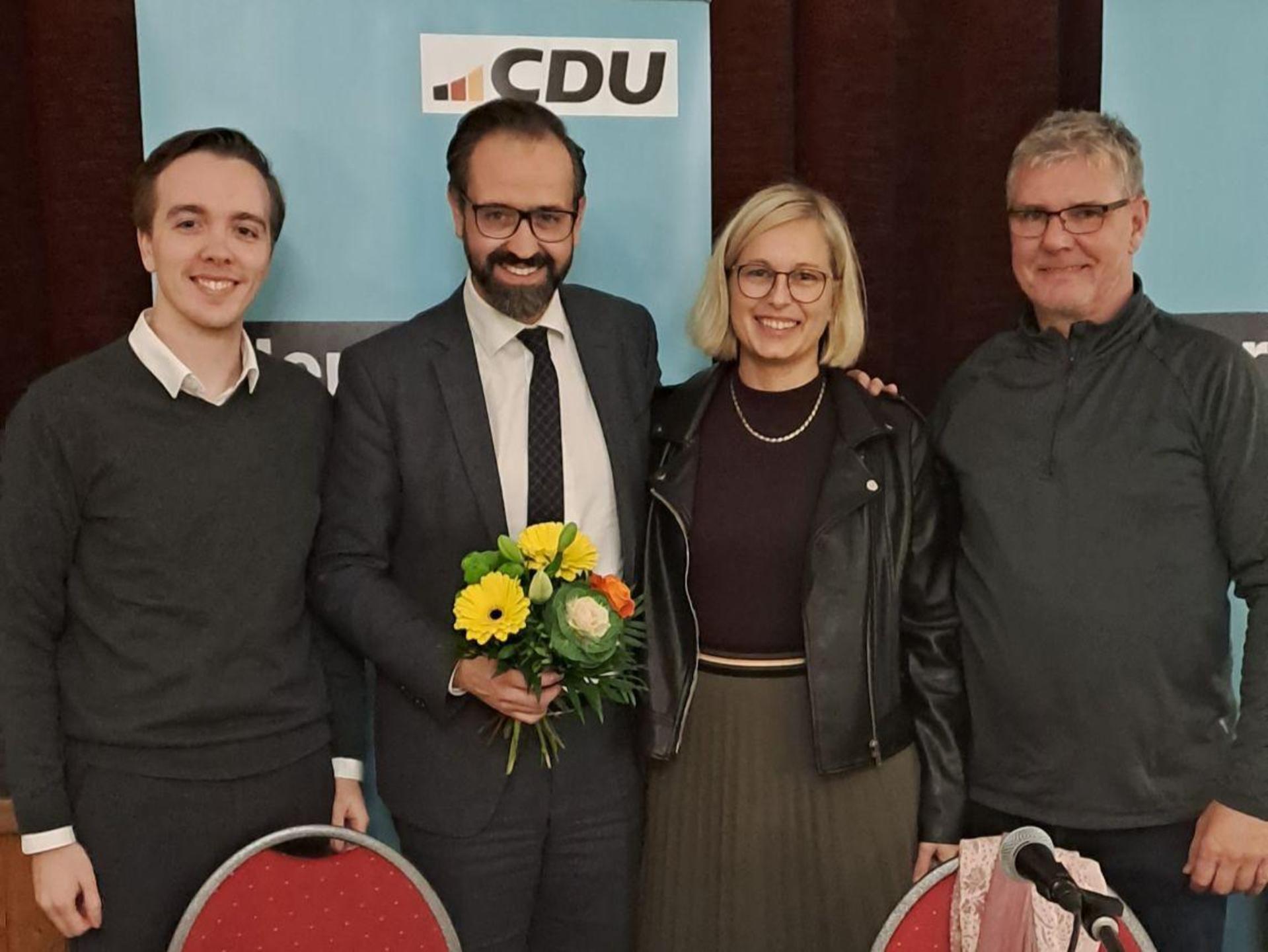 Das Tagungspräsidium des Nominierungsparteitags der CDU gehörte zu den ersten Gratulanten: Lukas Dietze (Schriftführer), Sebastian Gemkow (Kandidat), Christiane Schenderlein (Kreisvorsitzende und Veranstaltungsleiterin), Thomas Hartmann (Stellv. Kreisvorsitzender) - (von l. n.r.) (Foto: Björn Sitte)